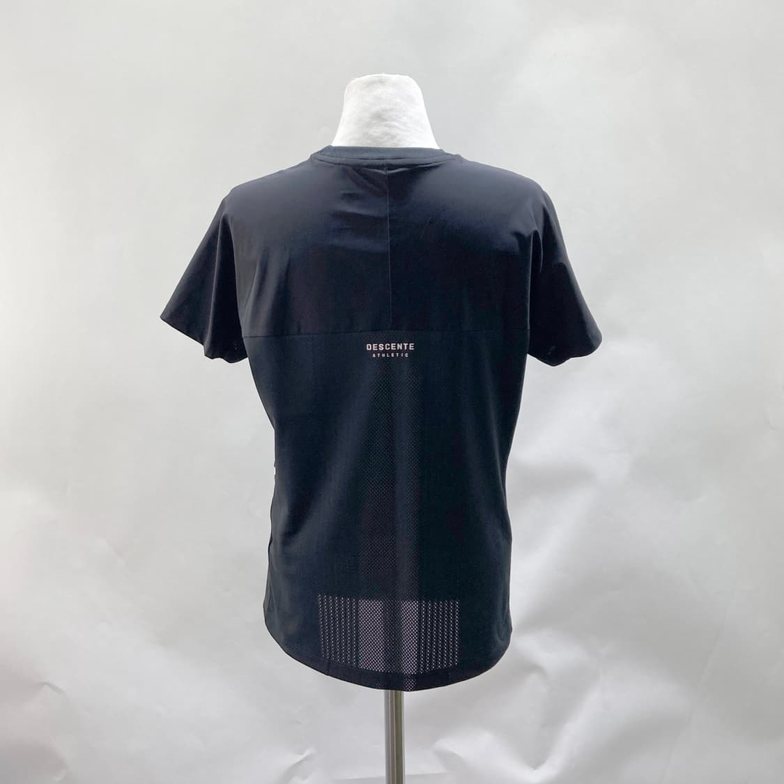 데상트 여성 반팔 2023 블랙 90  상품이미지3