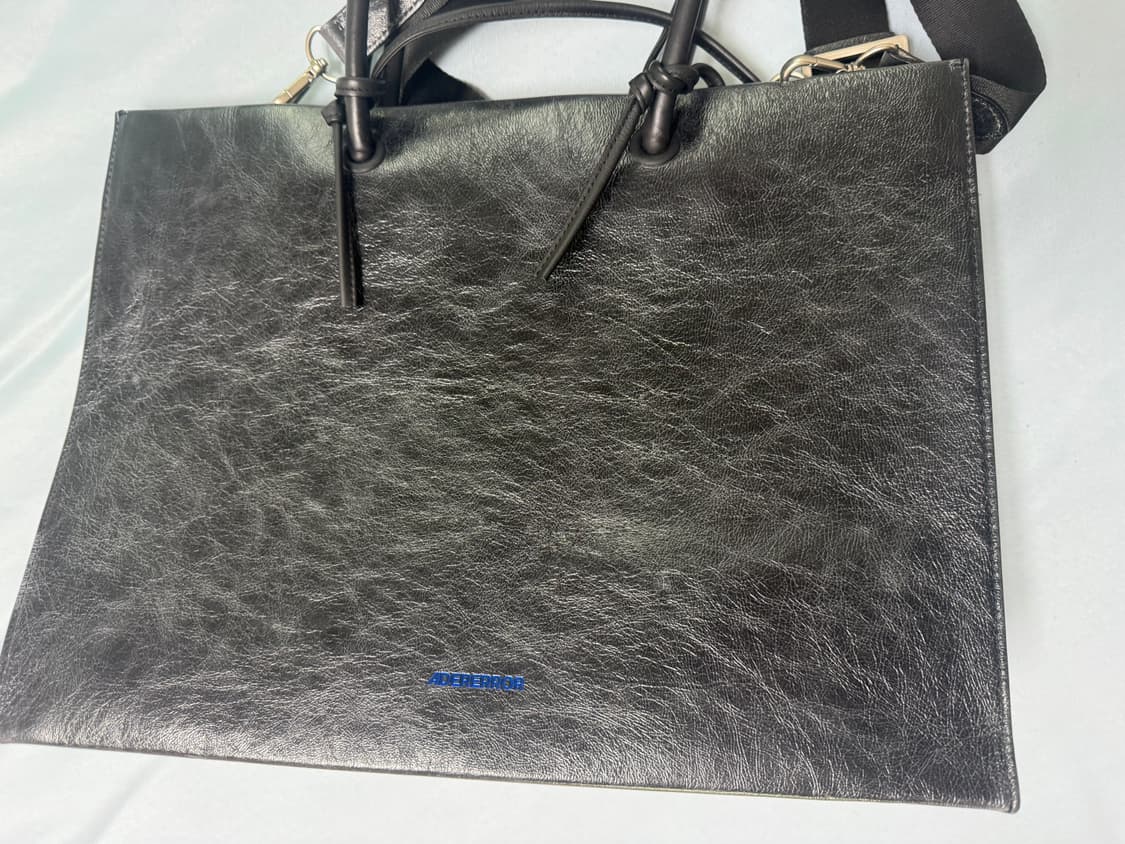 아더에러 와이드 크랙 쇼퍼백 느와르 상품이미지1