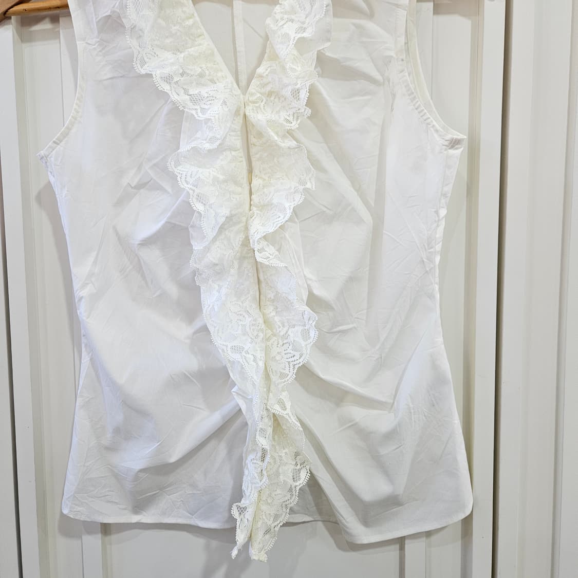 화이트 레이스 프릴 민소매 블라우스 상품이미지4