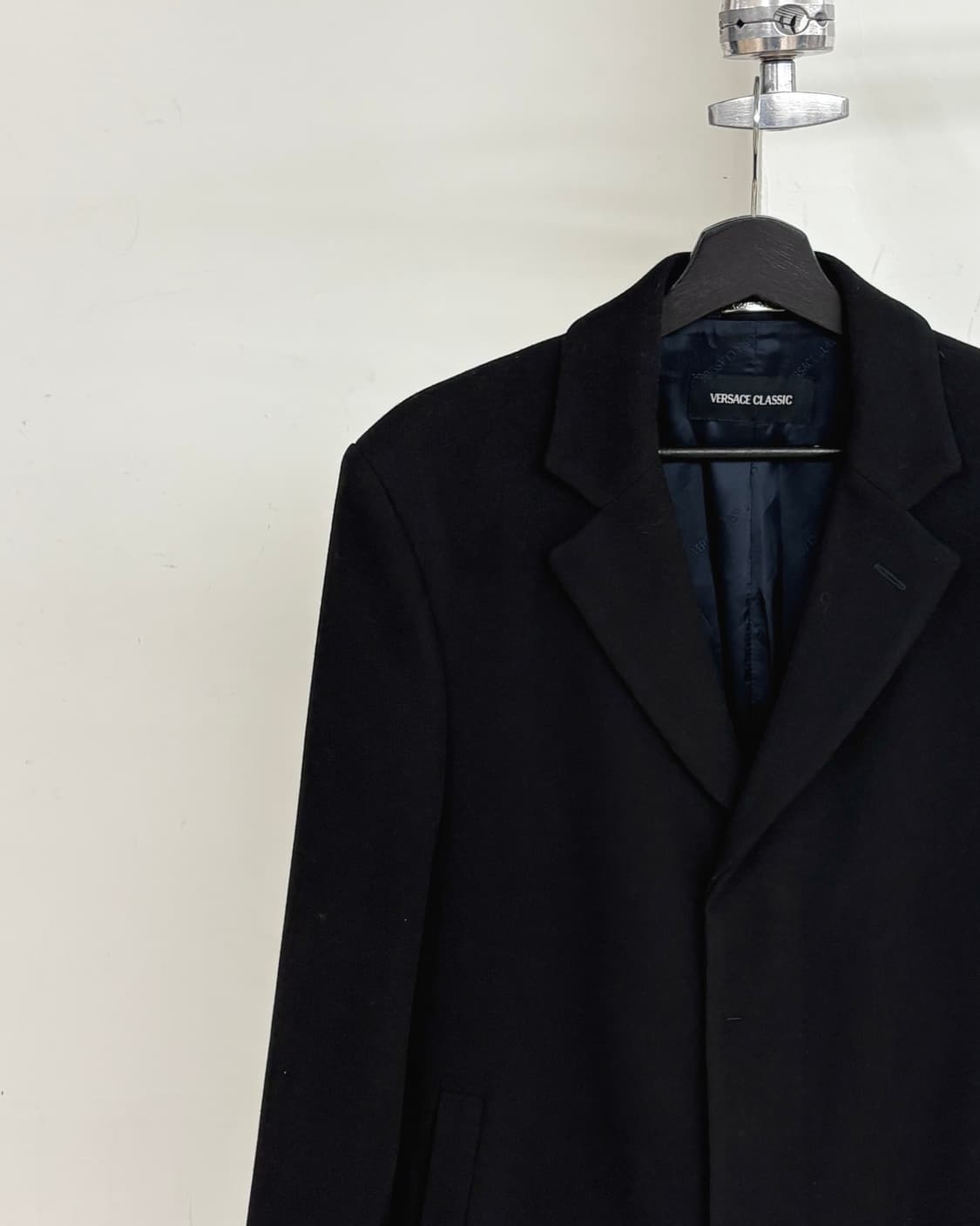 베르사체 클래식 블랙 히든버튼 폴리 코트 상품이미지3