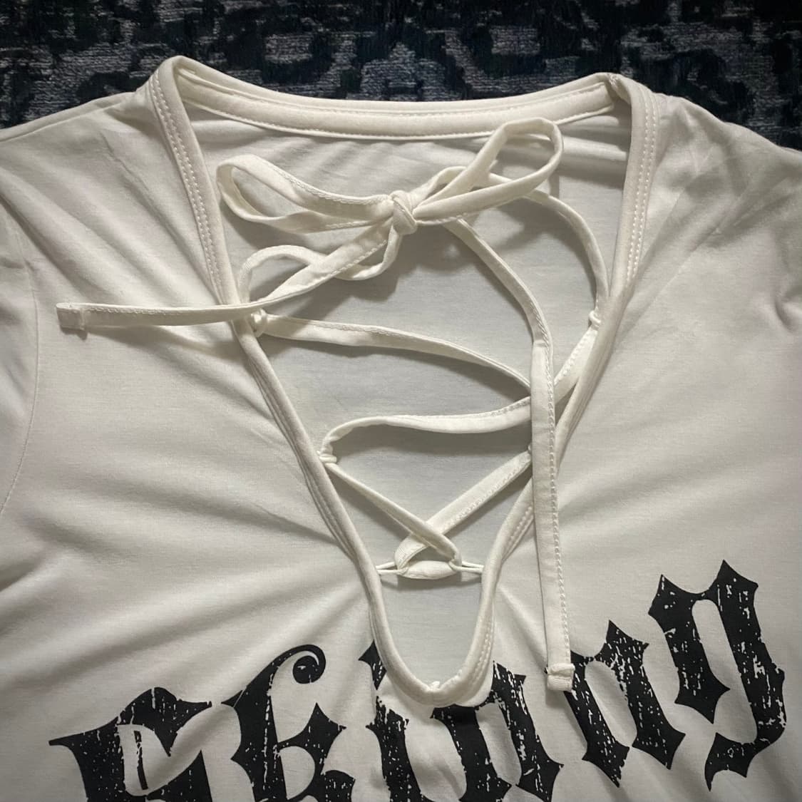 Lace-up Gothic Lettering T-shirt 상품이미지3
