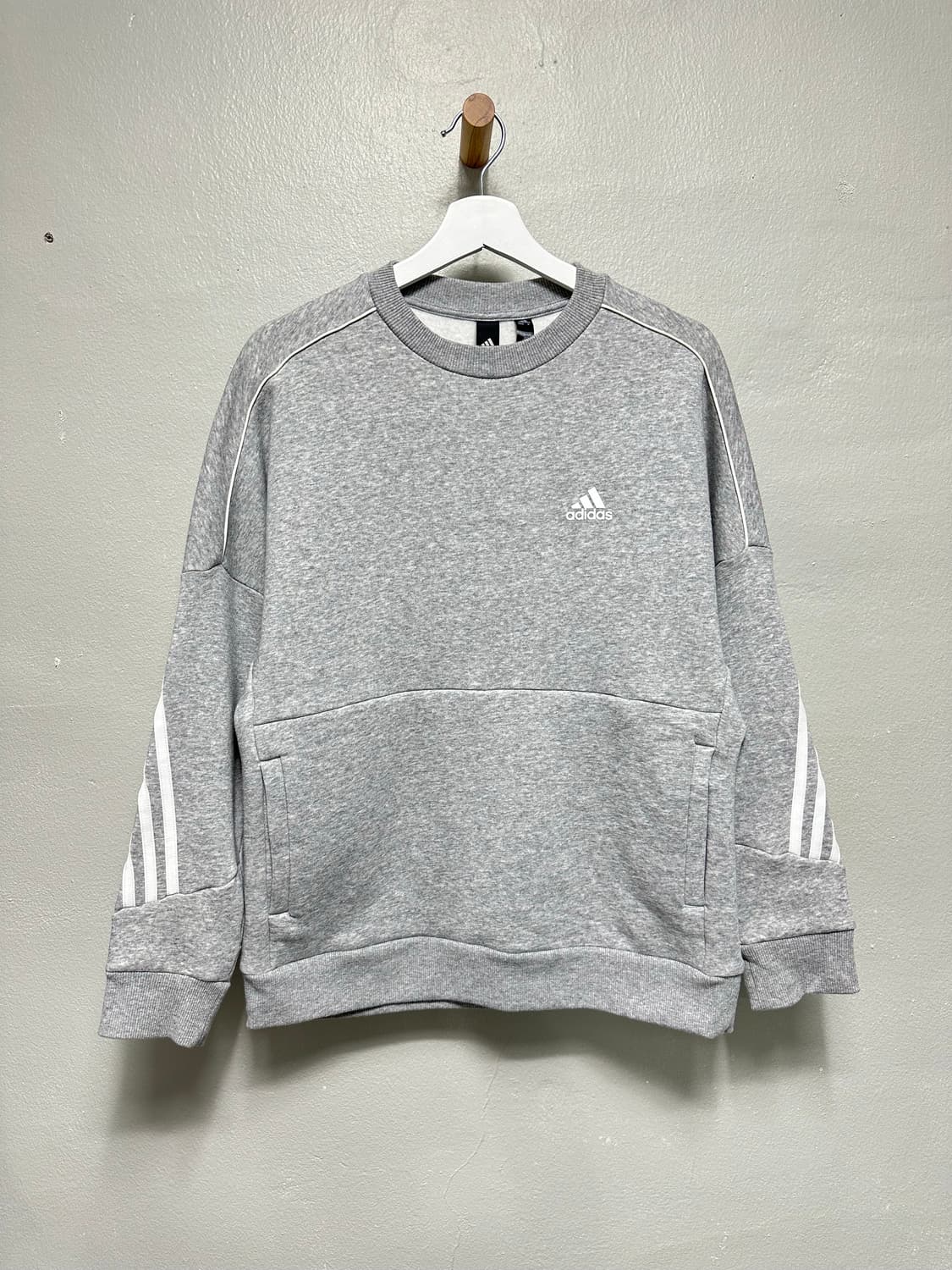 아디다스 백프린팅 디자인 맨투맨 상품이미지1