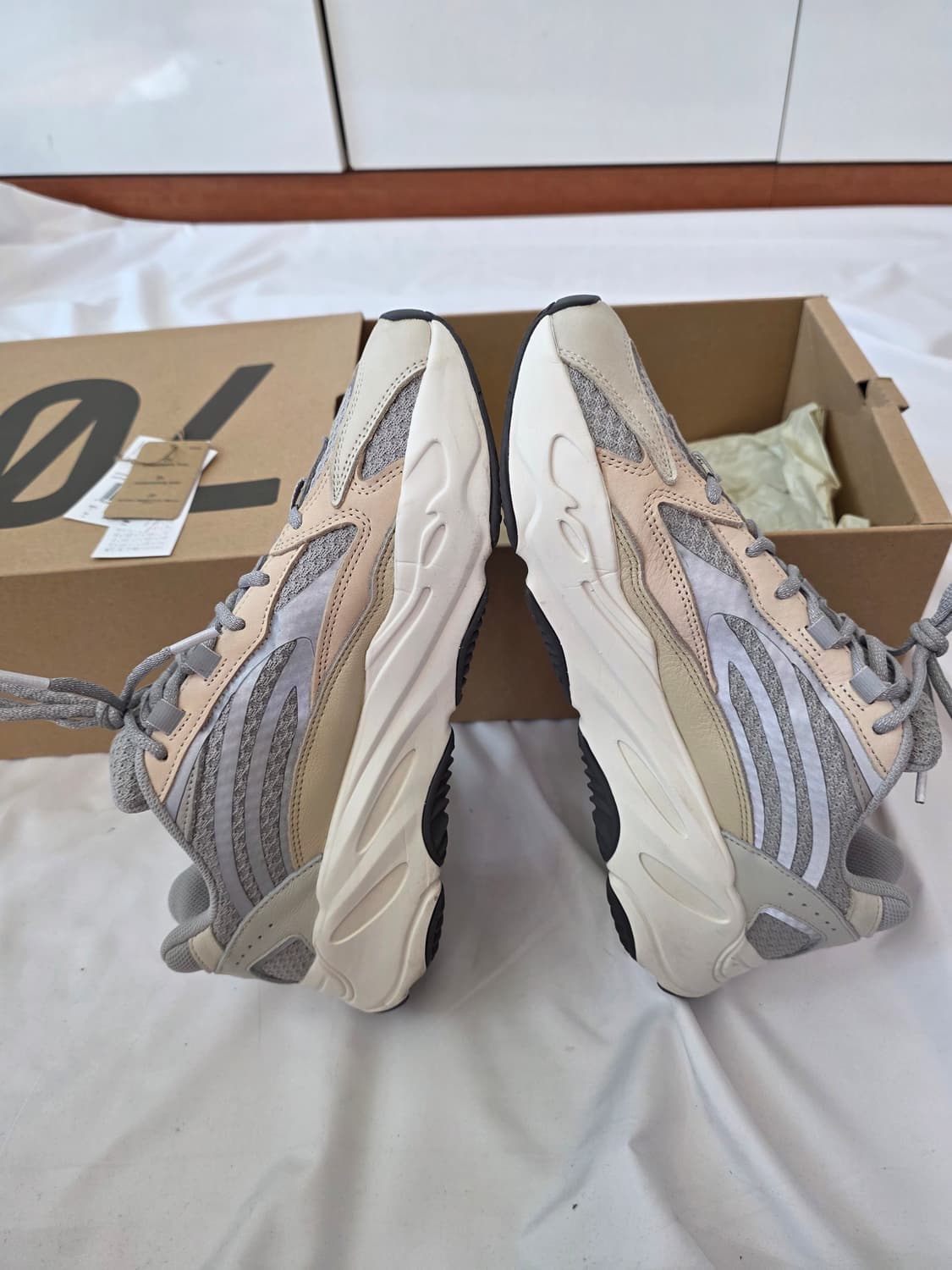 아디다스 이지 부스트 700 V2 크림(285) 상품이미지3