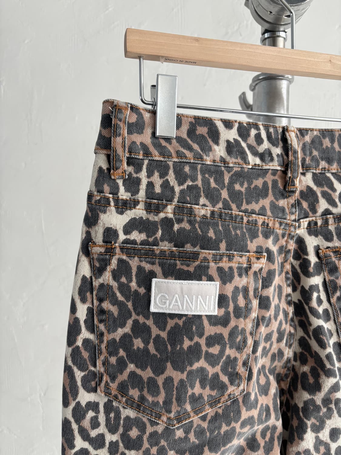 Ganni 가니 레오파드 크롭 진 상품이미지9