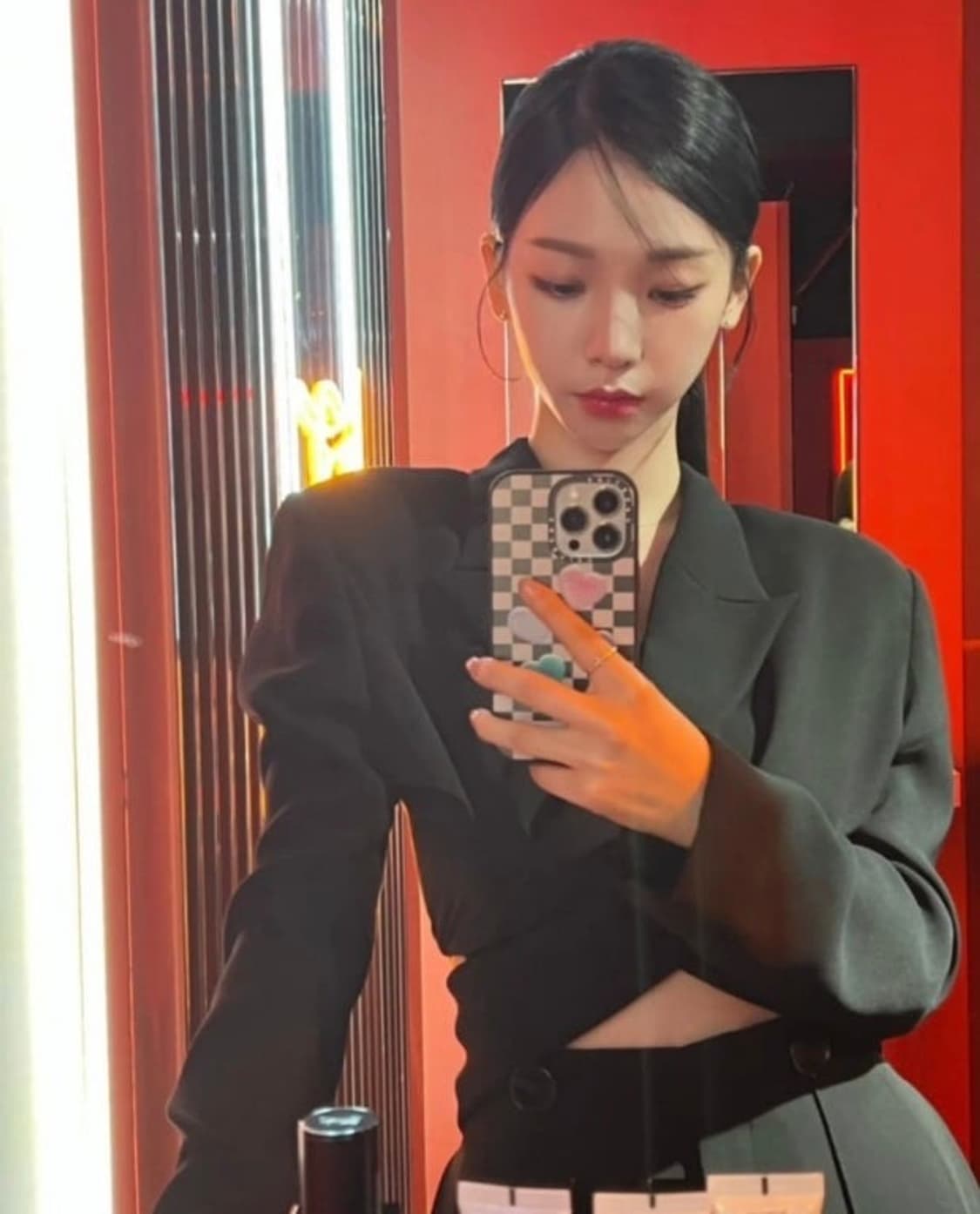 케이스티파이 아이폰13프로 체커보드 하트 케이스 카리나 착용 상품이미지3