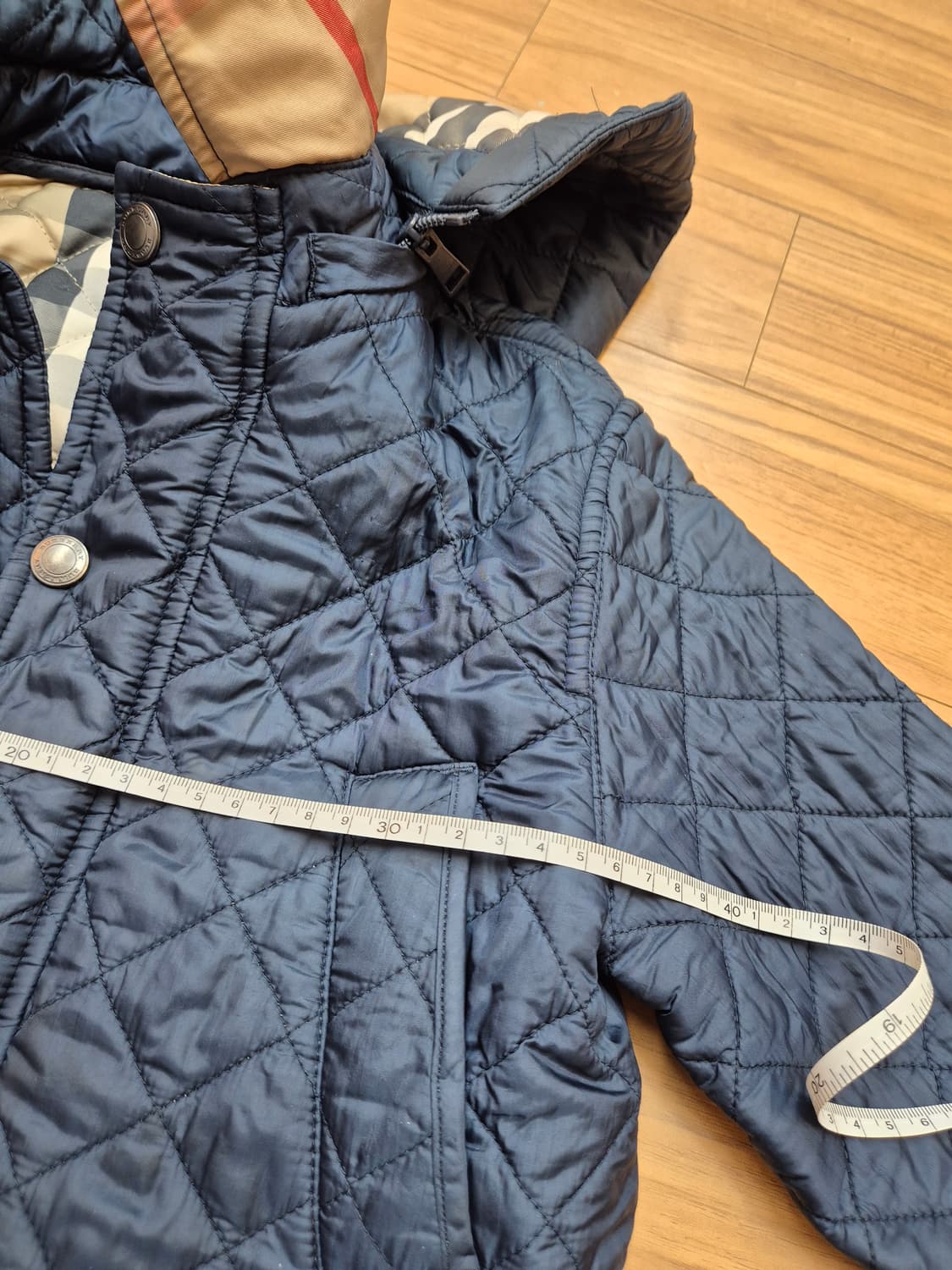 네이비 색상의 버버리 키즈 누빔 후드 자켓입니다. 겉감은 폴리아미드 소재 상품이미지9