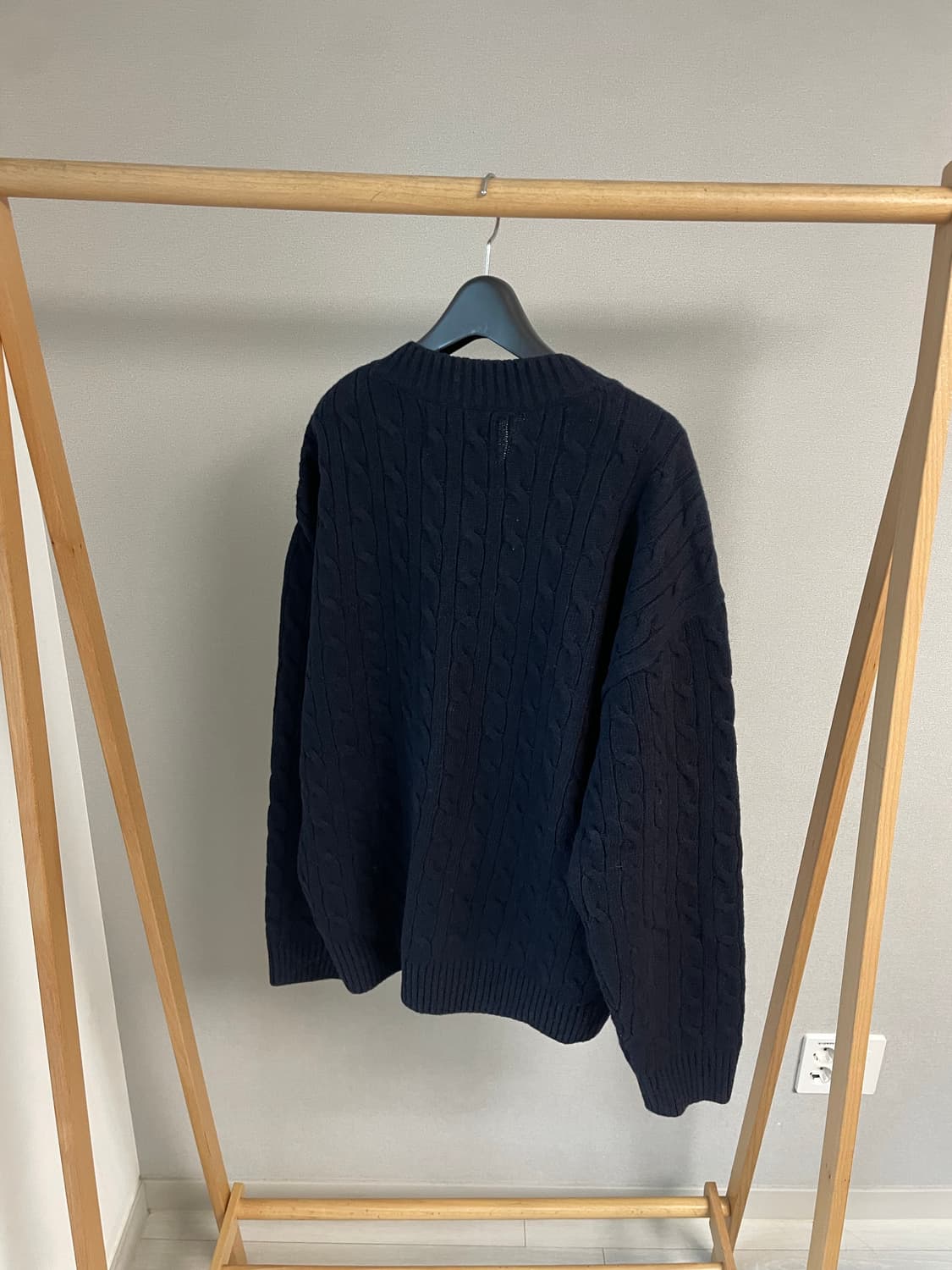 디써티원 브이넥 케이블 니트(네이비) 상품이미지4