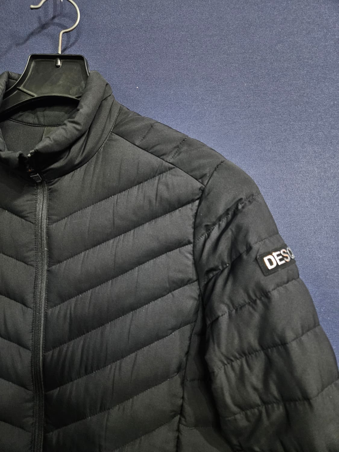 데상트 블랙컬러 남성 슬림핏 95 덕다운 경량패딩  상품이미지4