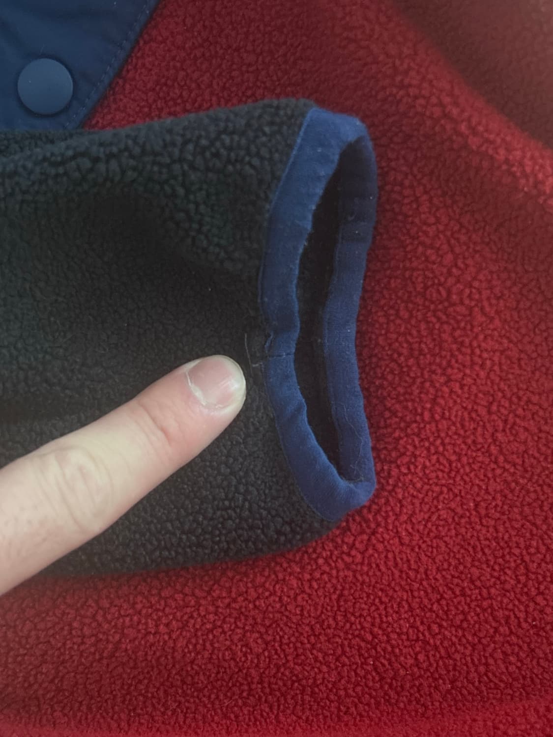 파타고니아 신칠라 라이트웨이트 풀오버 M 네이비/레드 켄달제너 착용 상품이미지3