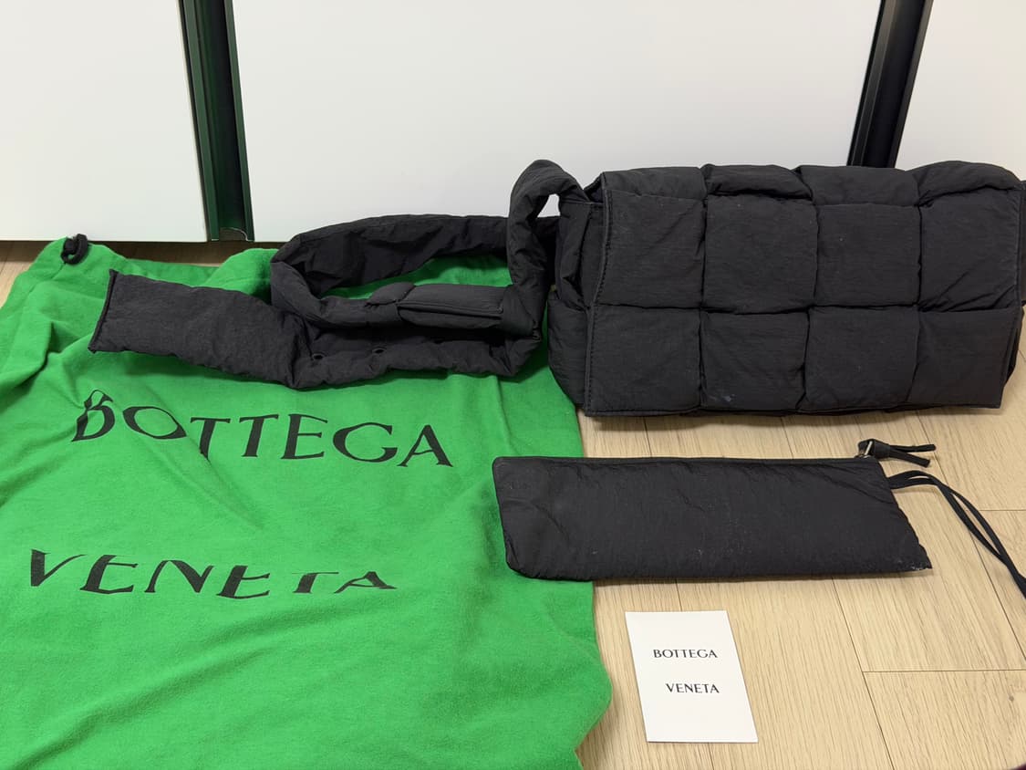 보테가베네타 패딩 테크 카세트백 상품이미지1