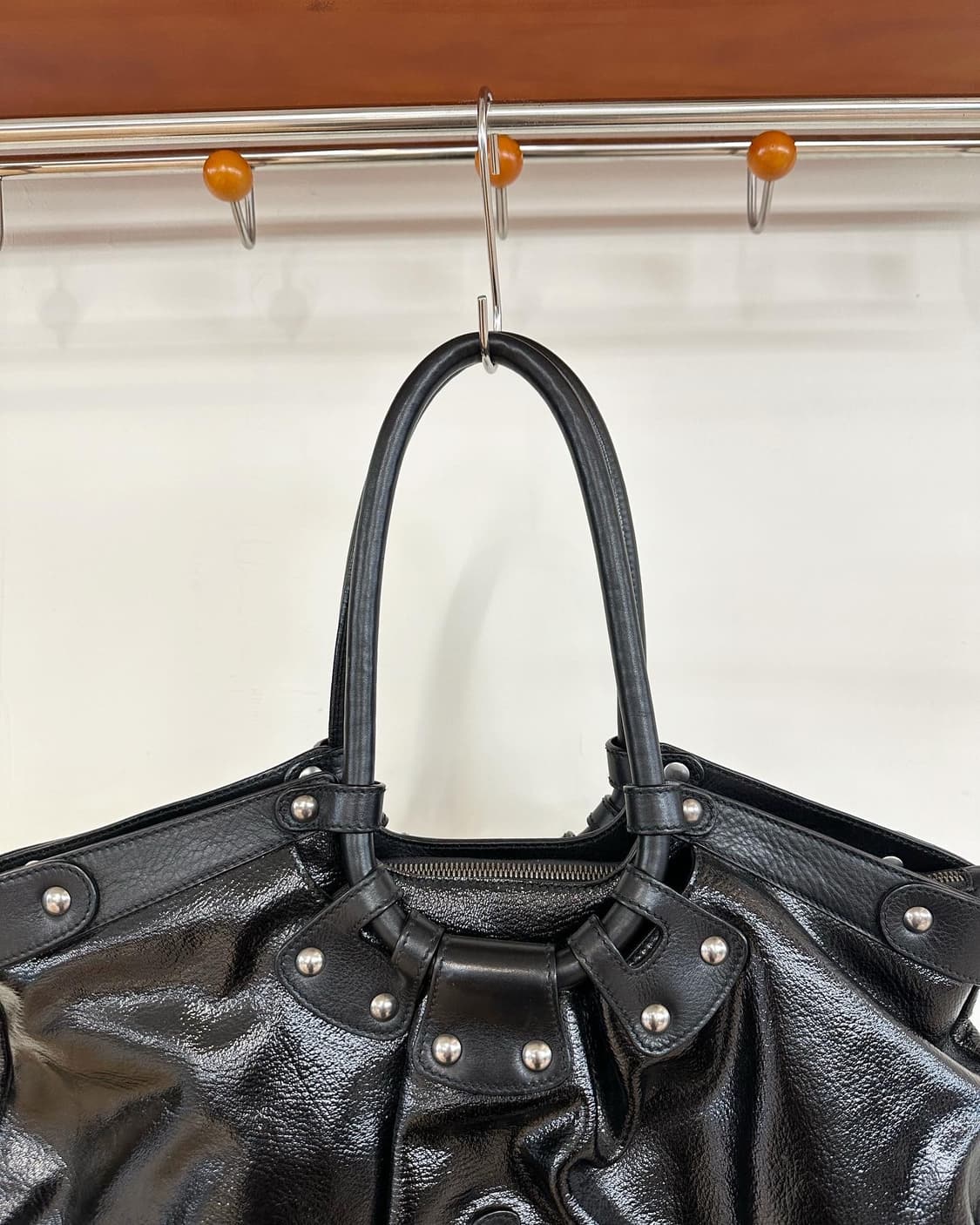 페라가모 블랙 페이턴트 레더 숄더백  상품이미지5