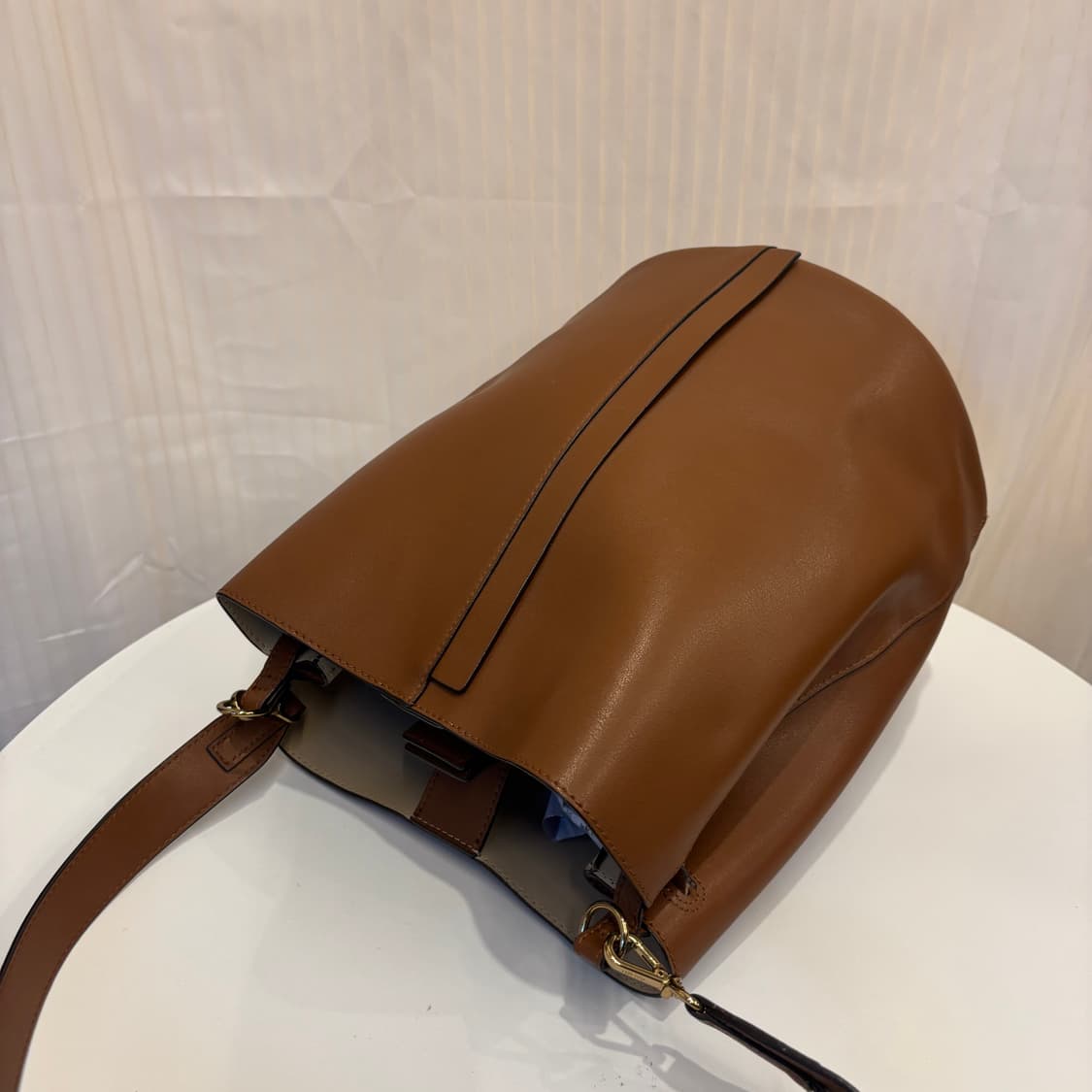 정품 덱케 하프문 버킷백     상품이미지6