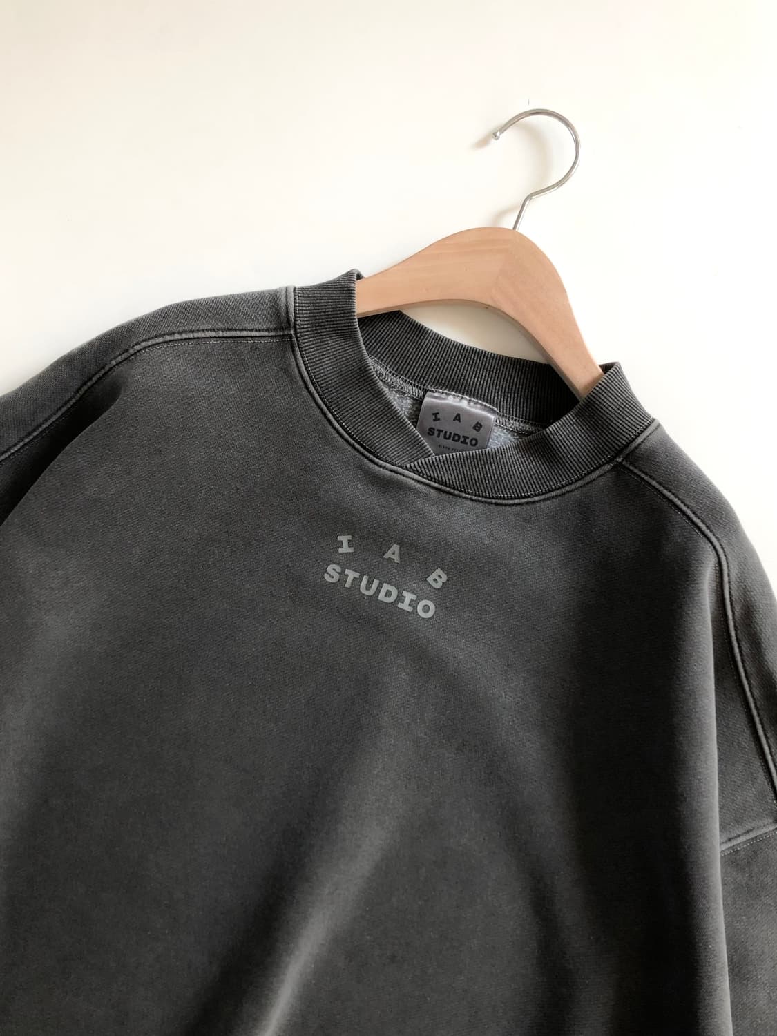 IAB STUDIO 아이앱 스튜디오 차콜 컬러 맨투맨 상품이미지5