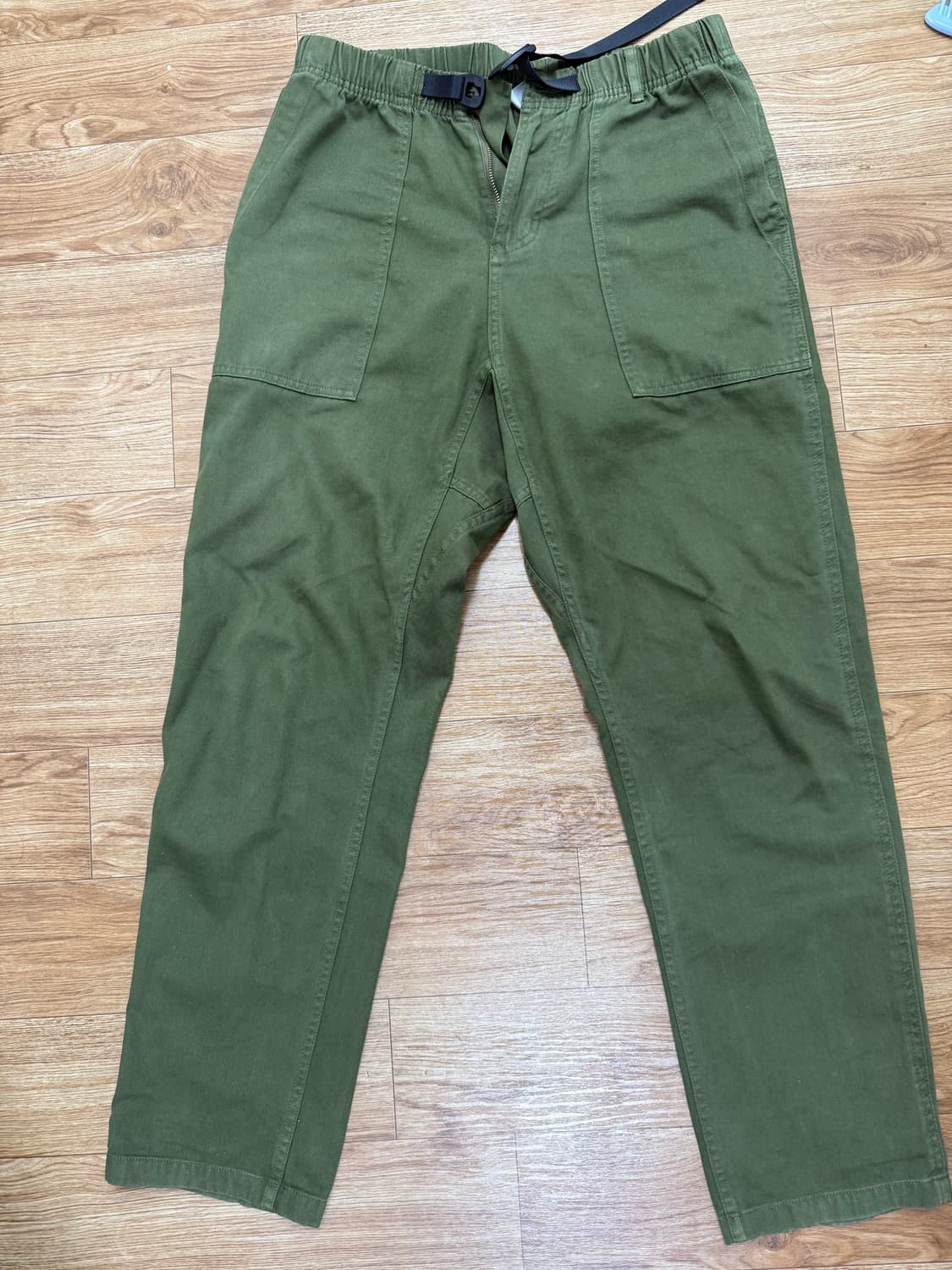 그라미치 루즈테이퍼드 릿지팬츠 올리브 M사이즈 판매합니다 상품이미지1