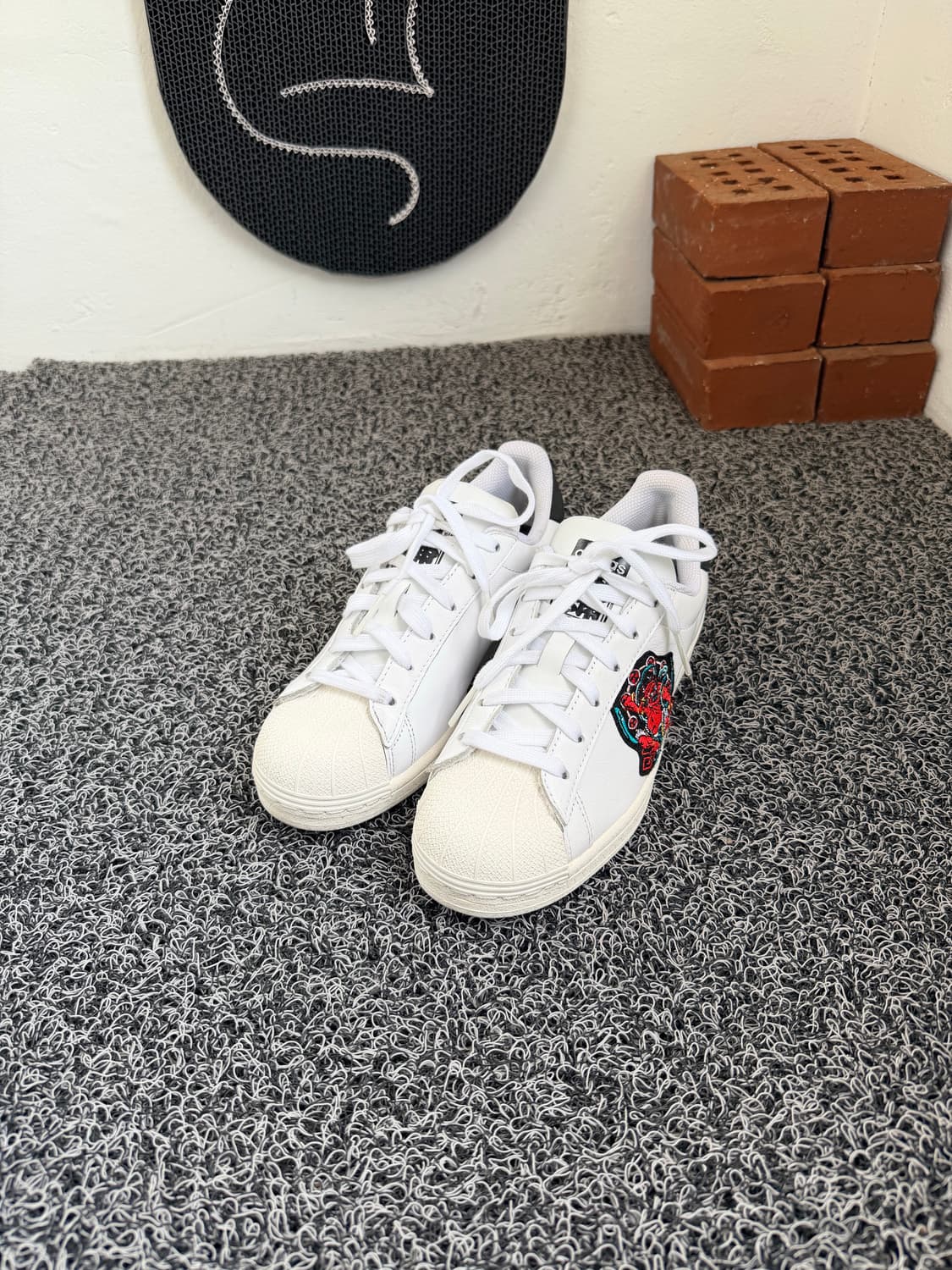 아디다스 슈퍼스타 '풍신뇌신' 커스텀 에디션 (White/Black) 상품이미지2