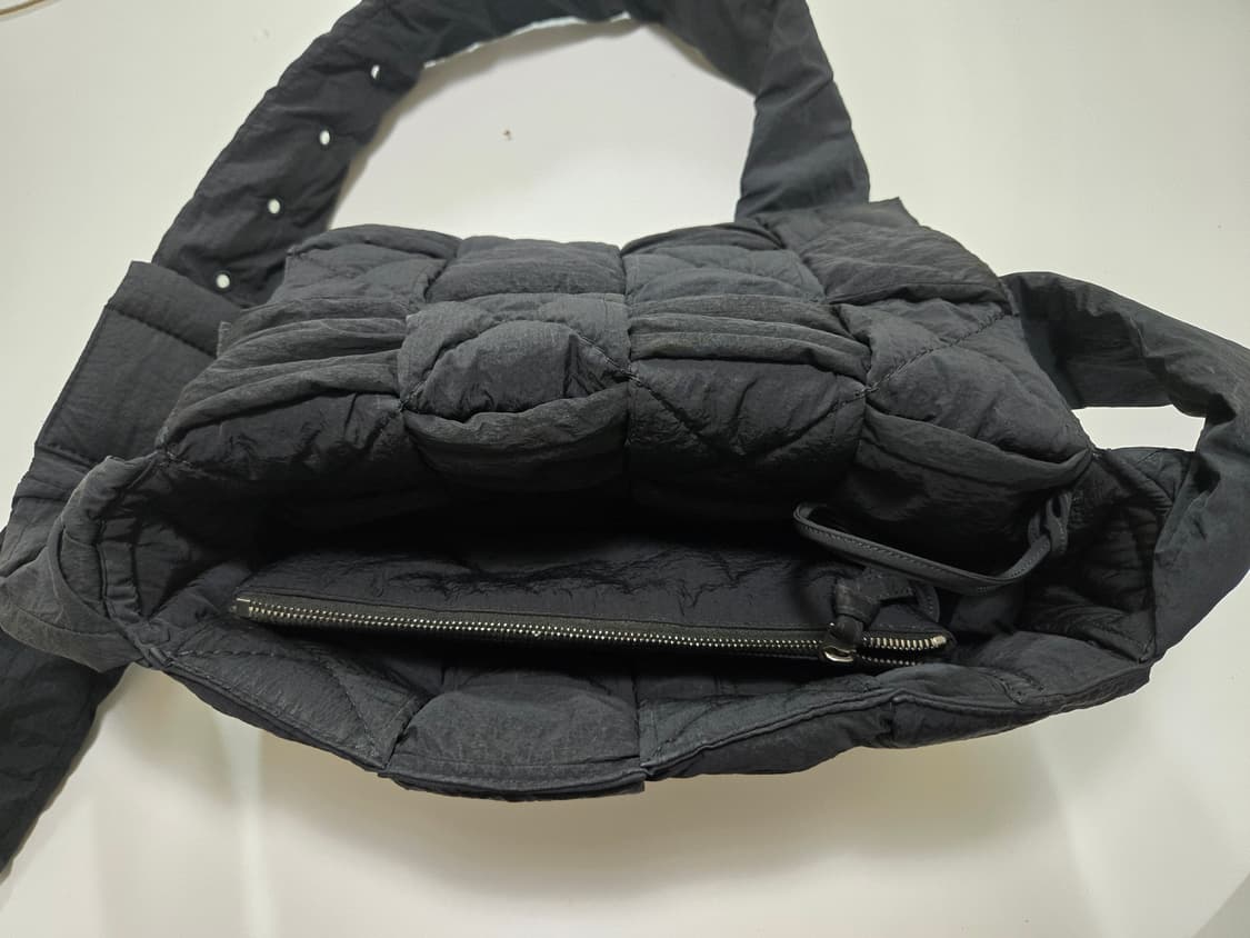  보테가베네타 블랙 패딩 테크 카세트 백  상품이미지2