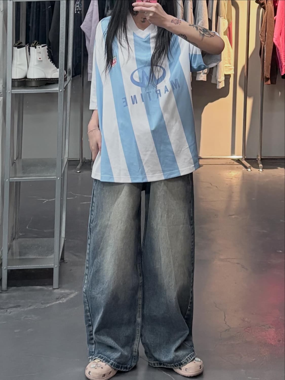 마틴로즈 트위스트 숏슬리브 풋볼탑 화이트 라이트 블루스트라이프 A3506 상품이미지1