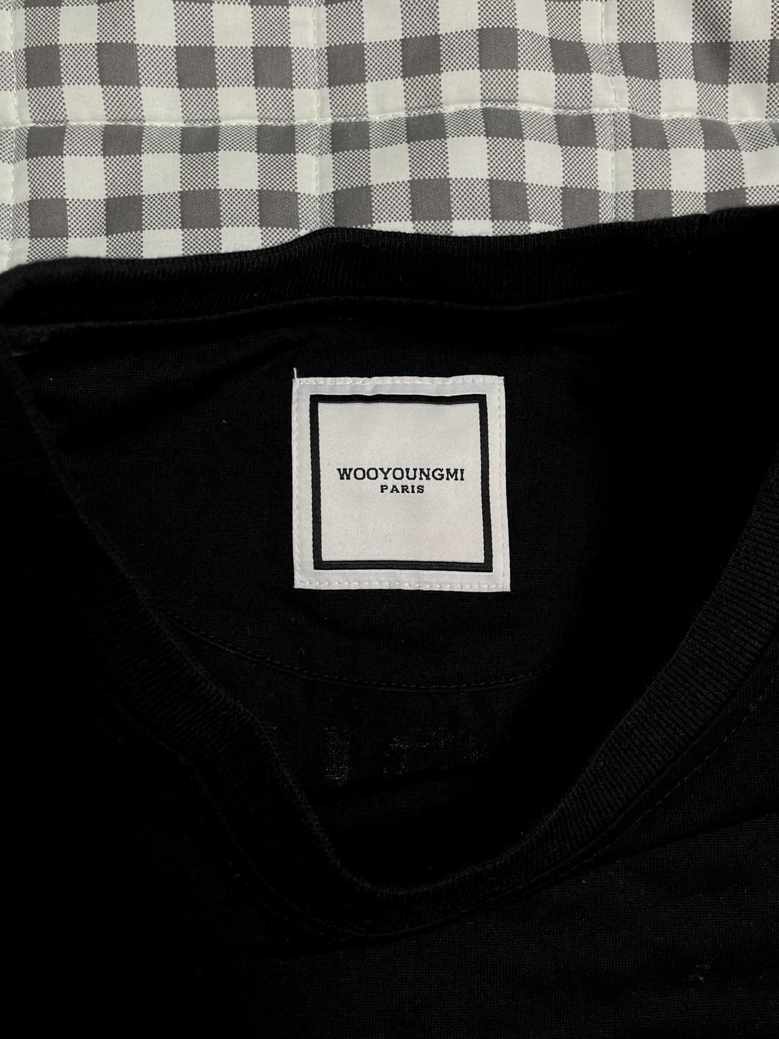 우영미 22S 플라워 프린트 백 로고 반팔 티셔츠 블랙 상품이미지3