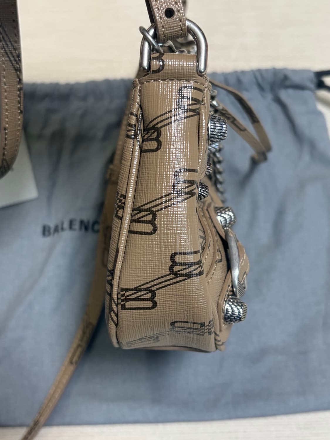 발렌시아가 르카골 체인 미니백 BB 모노그램 베이지 상품이미지9