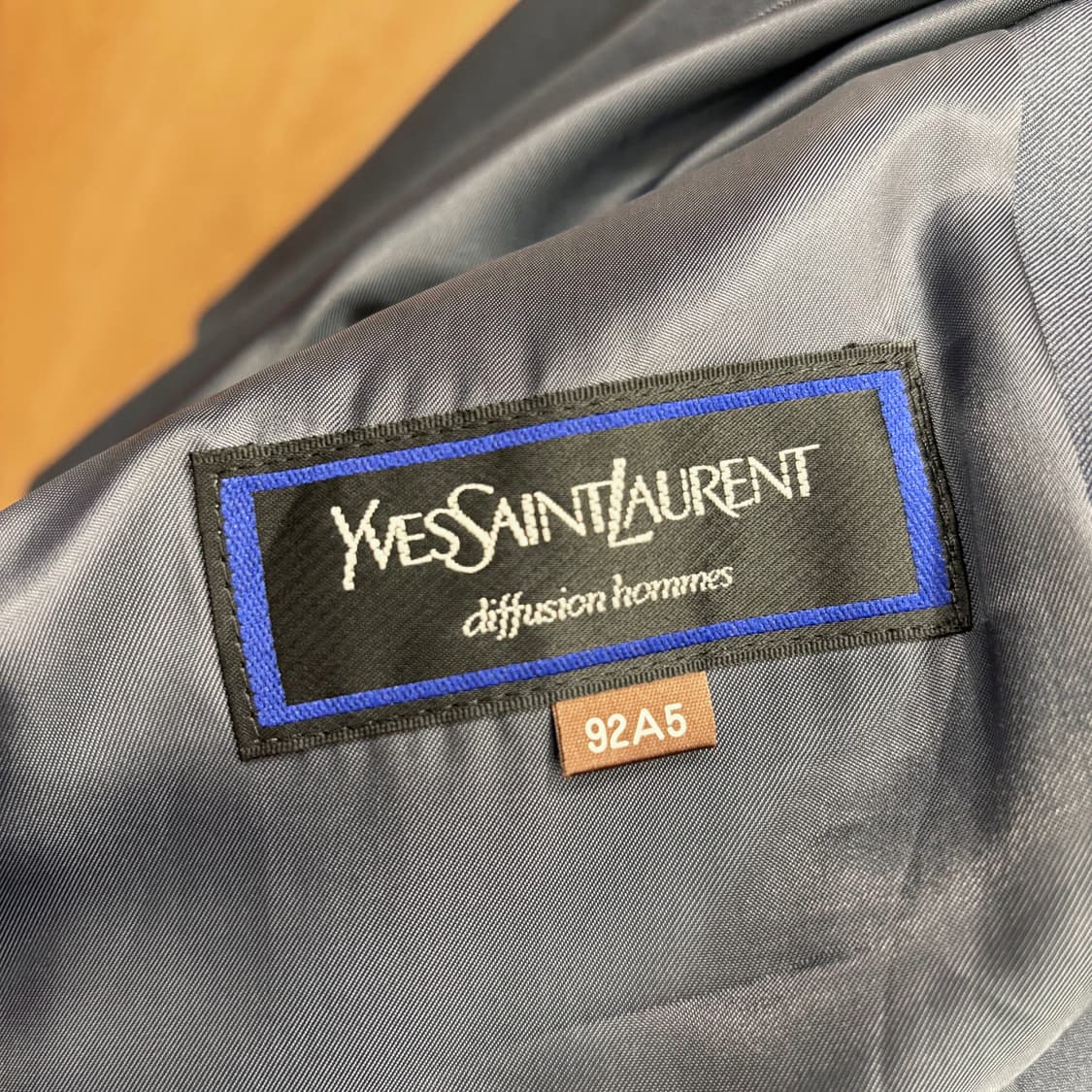 입생로랑 미니멀 싱글 코트 레귤러 카라 사이드 사선 포켓 디테일 네이비 상품이미지6