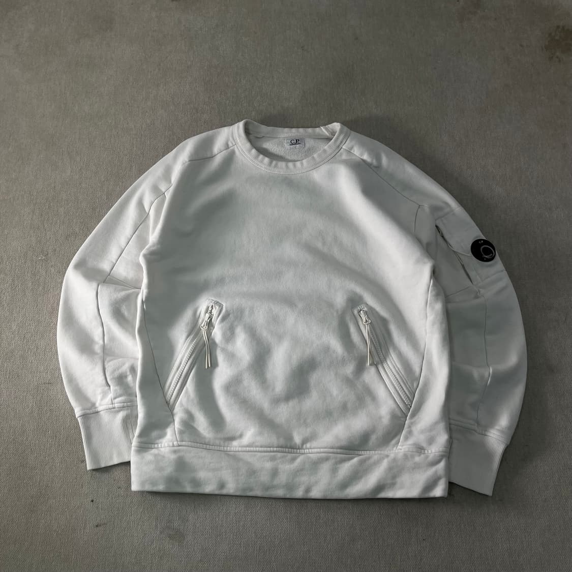 95 CP컴퍼니 렌즈 와펜 화이트 맨투맨 상품이미지1