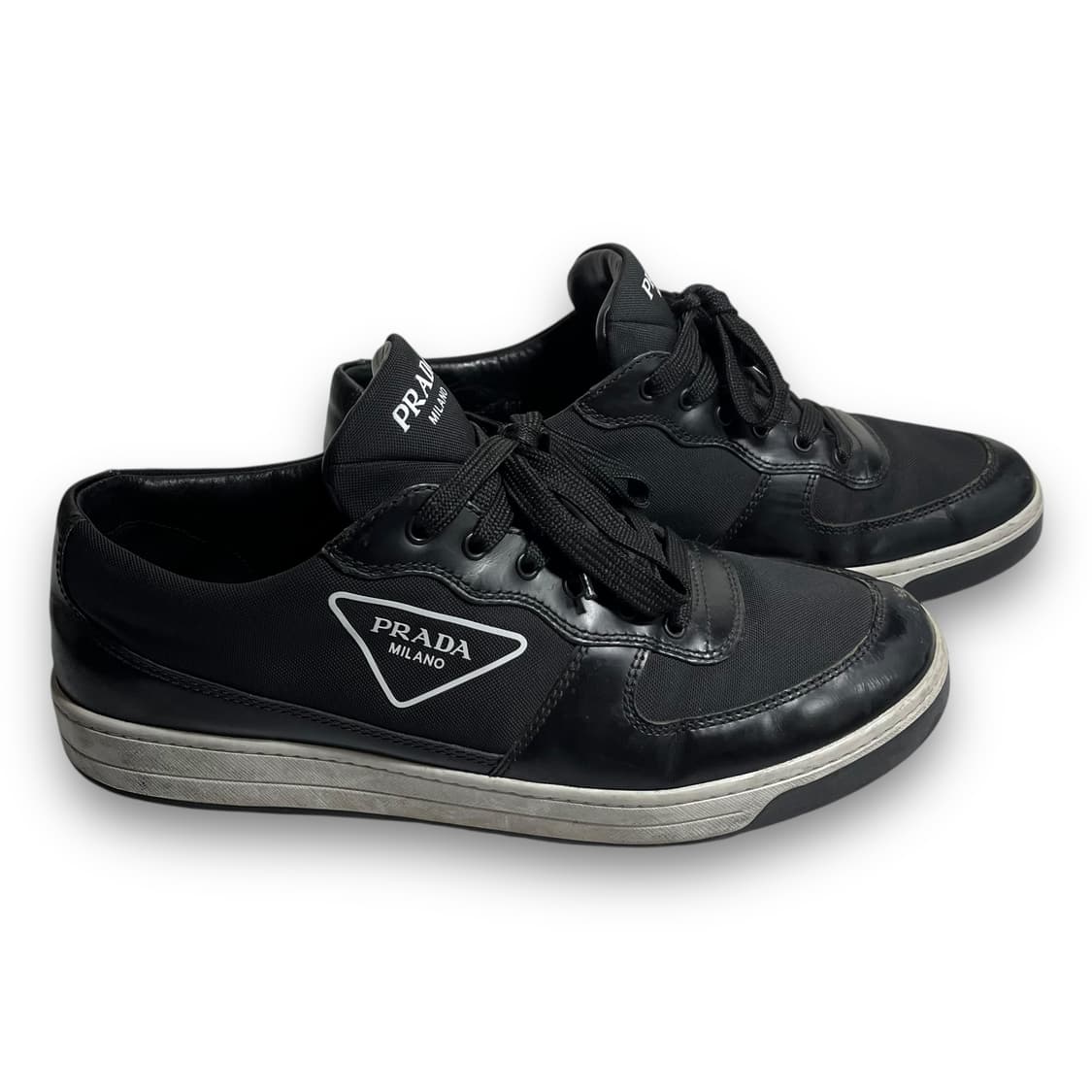 프라다 삼각 로고 로우 컷 레더 다크 스니커즈 상품이미지3