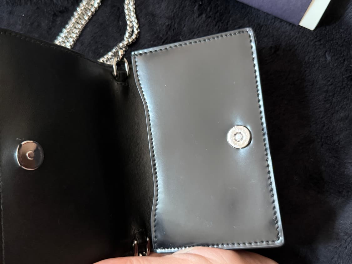 프라다 숄더 스트랩 브러쉬드 레더 카드 홀더 상품이미지2