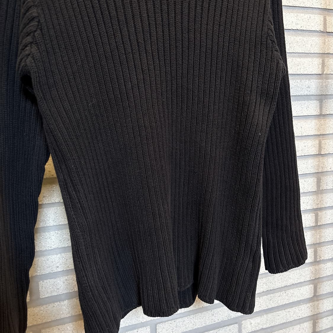 미니멀 코튼 골지니트 드롭숄더 롤링마감 디테일 롱핏 블랙 상품이미지5