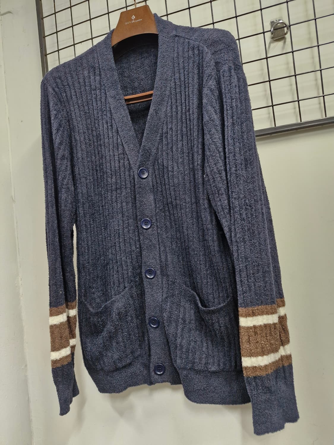 100L 젤라또피케 남성 소매 배색 가디건 네이비. 상품이미지3