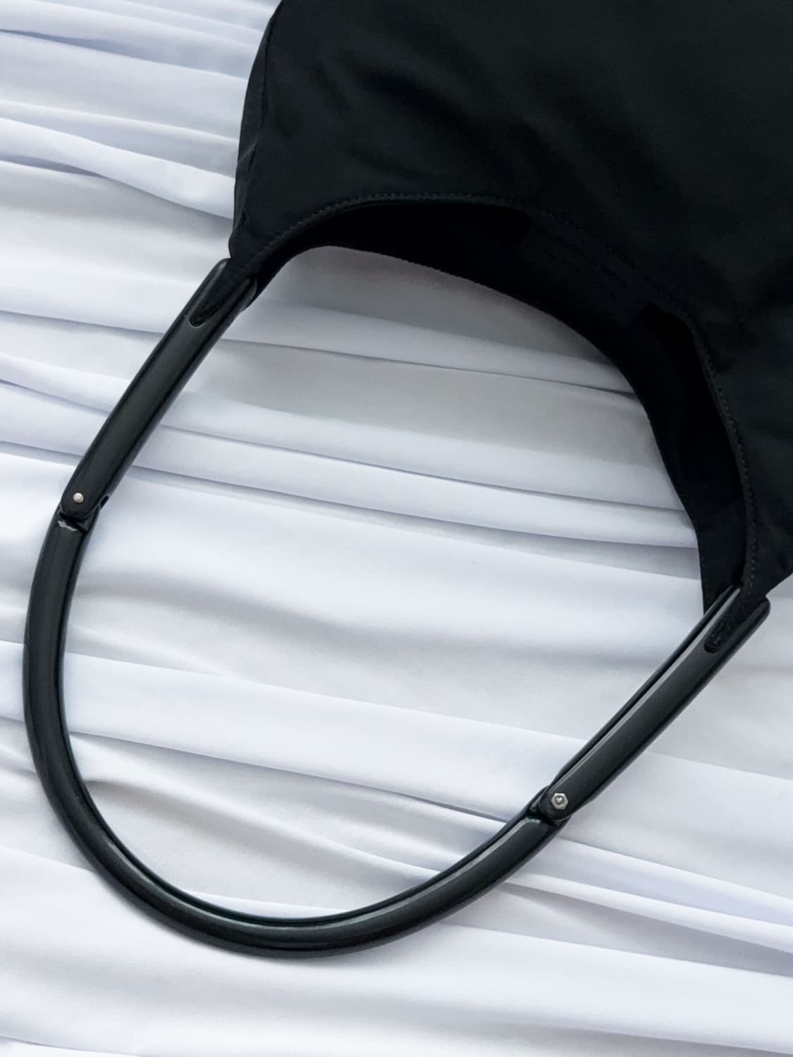 프라다 나일론 사이드 로고 호보백 상품이미지9