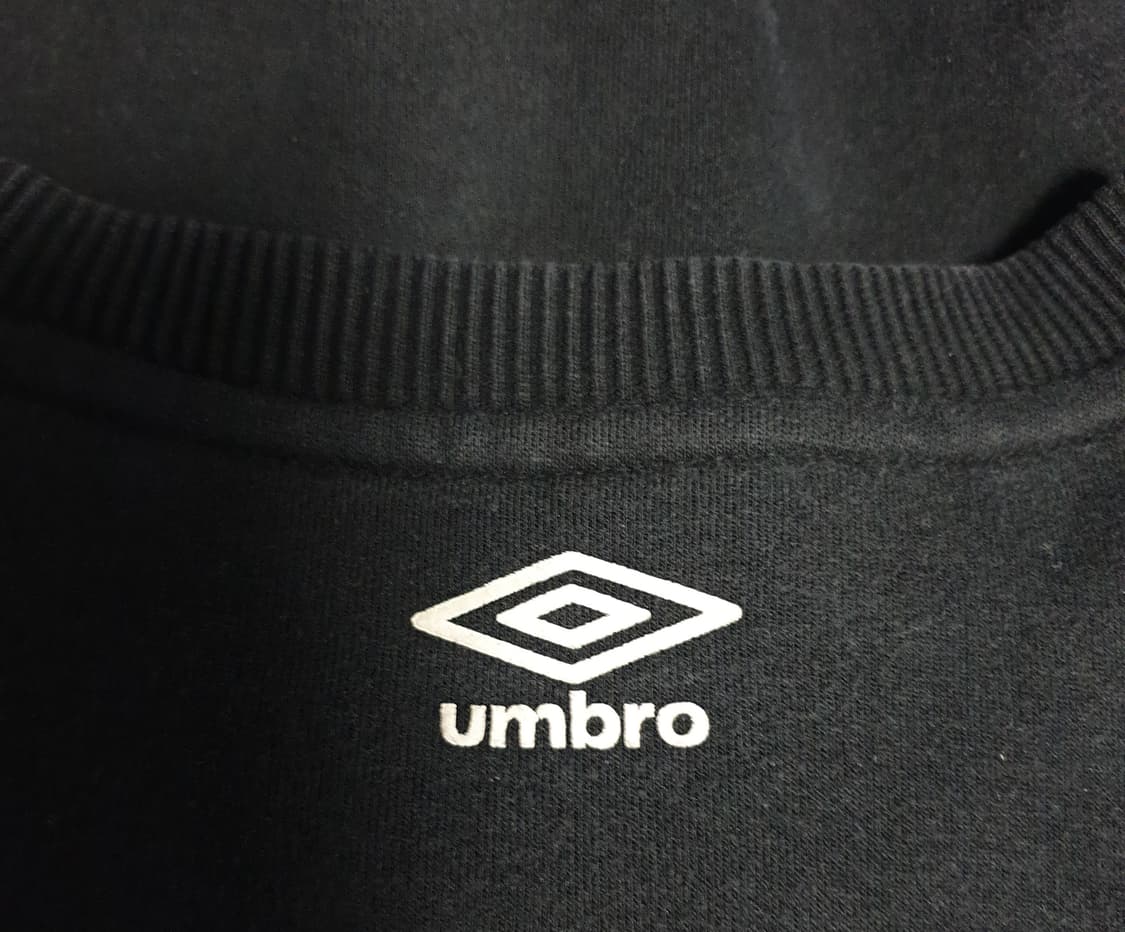 (단종매물) 엄브로 PYU로고 카모 패치 맨투맨 블랙 (S) 상품이미지3