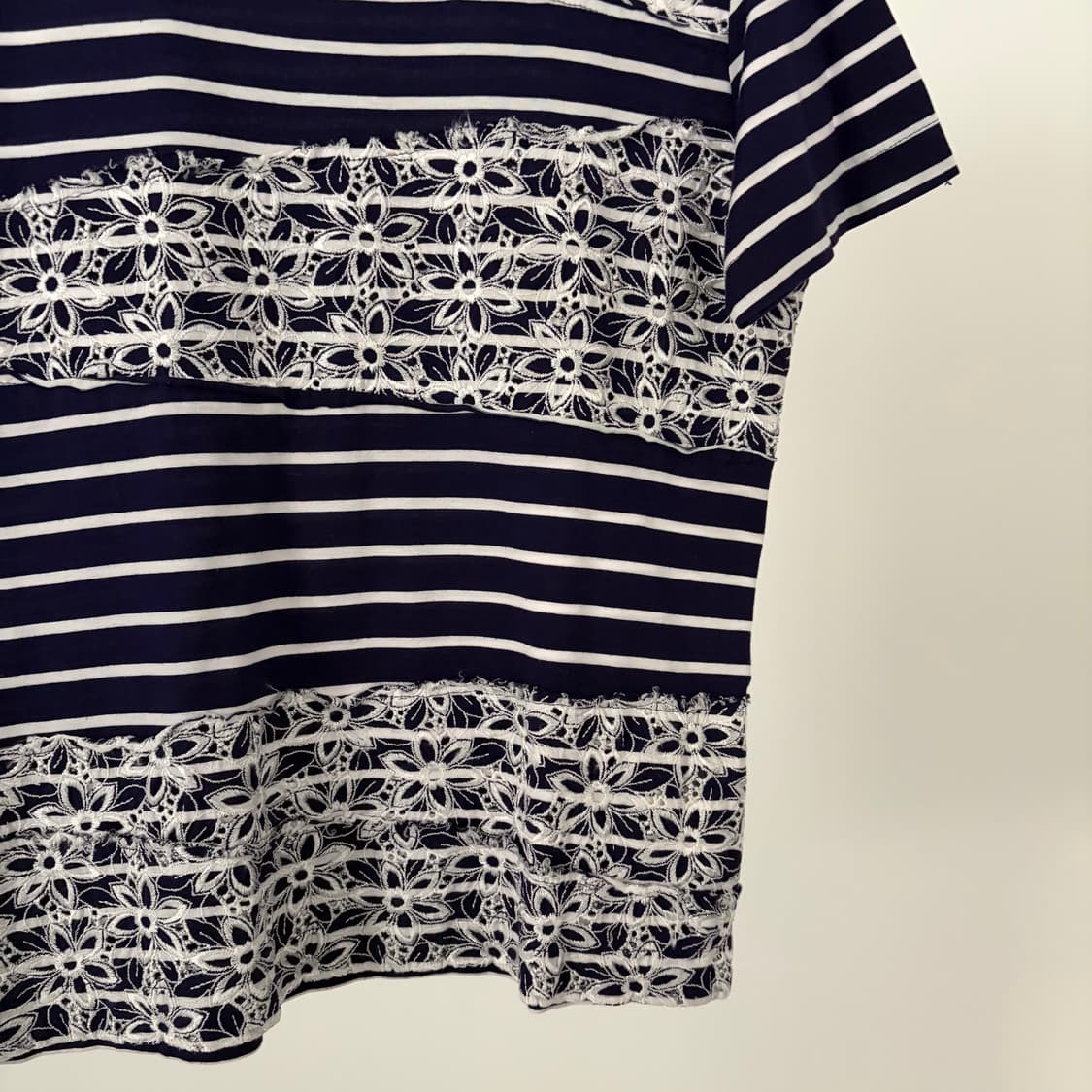 Floral Embroidered Stripe Half T 상품이미지3