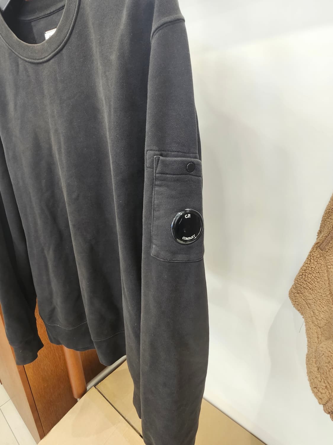 CP컴퍼니 렌즈 맨투맨 XXL 상품이미지2