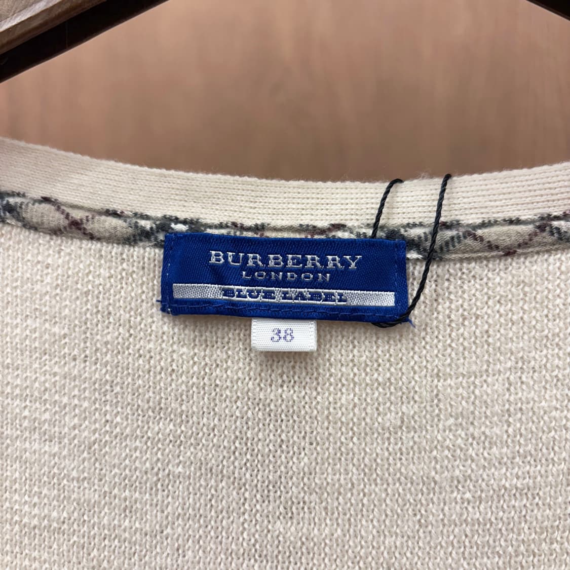 버버리 블루 라벨 브이넥 긴팔 니트 원피스 셔링 버튼 디테일 아이보리 상품이미지7