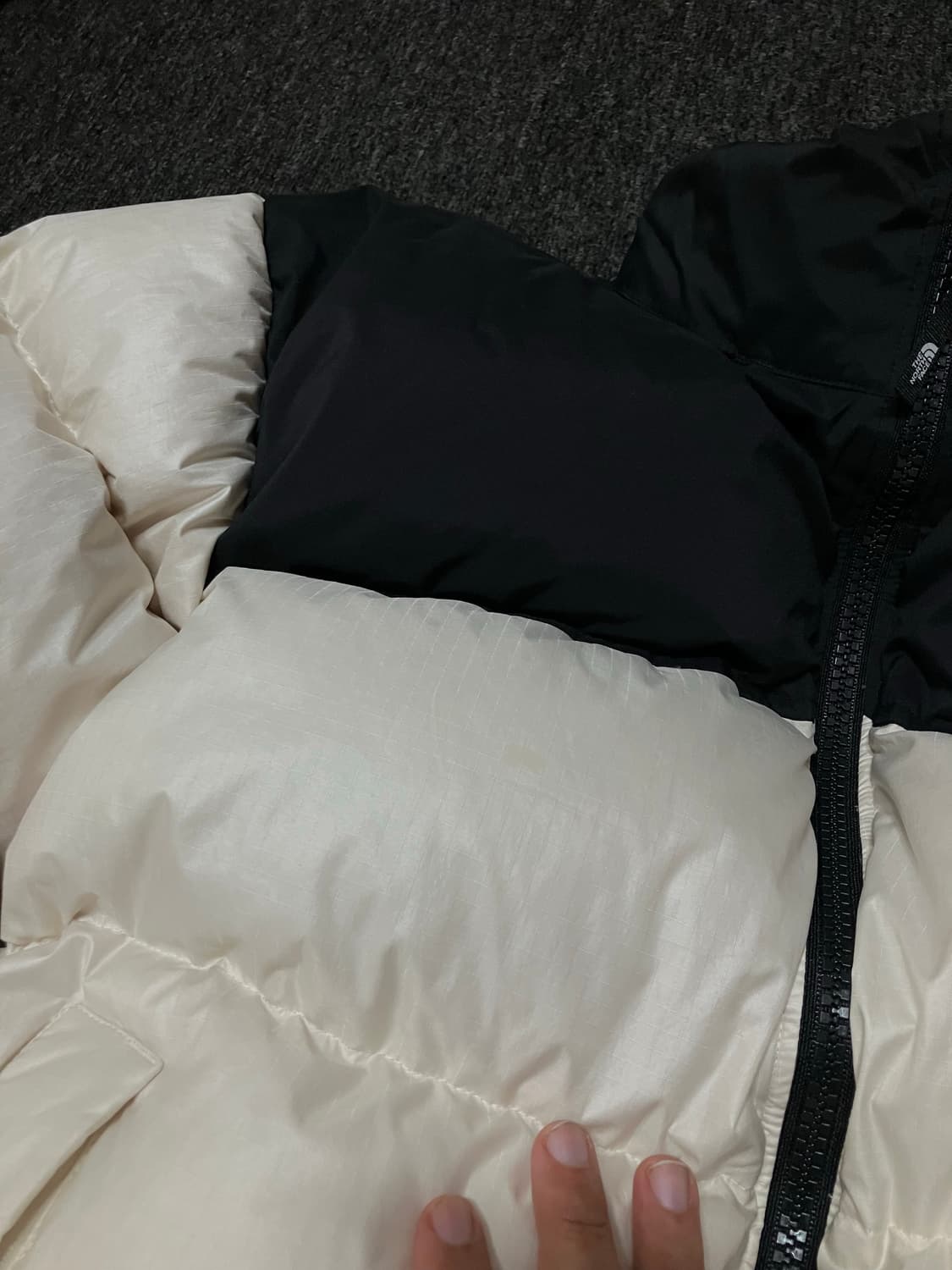 노스페이스 화이트 라벨 노벨티 눕시 다운 자켓 크림 상품이미지3