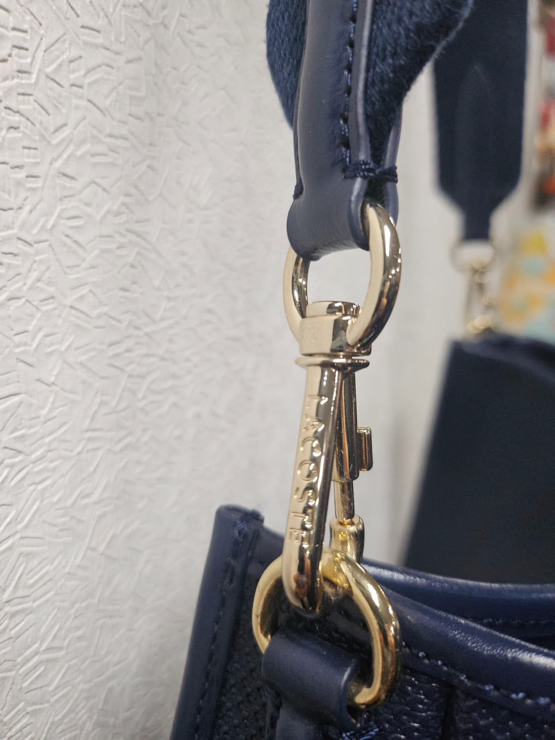 라코스테 가죽 시그니쳐 스틸 로고 크로스백 상품이미지4