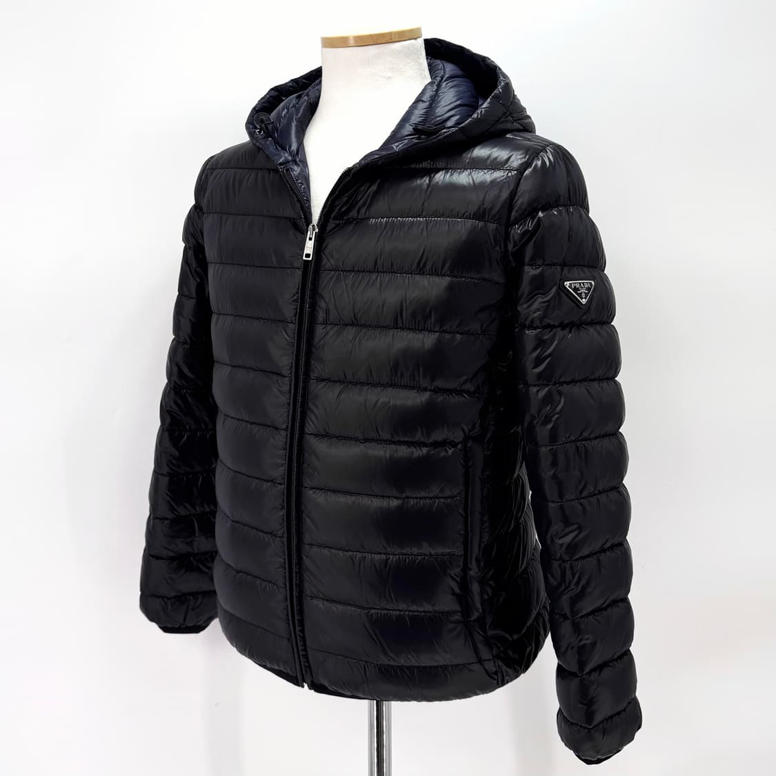 [40사이즈] 프라다 삼각로고 후드 경량패딩 블랙 (292009) 상품이미지4