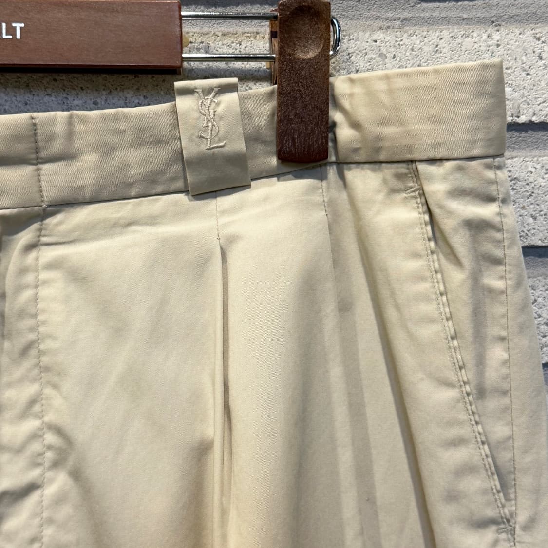YSL 입생로랑 컴포트핏 와이드슬랙스 투턱 로고자수 디테일 아이보리 상품이미지7
