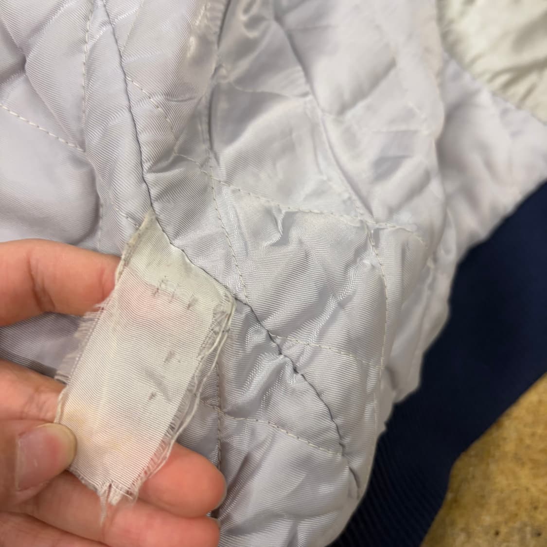 후부 네이비 그레이 유광 퀄팅 숏패딩 상품이미지6