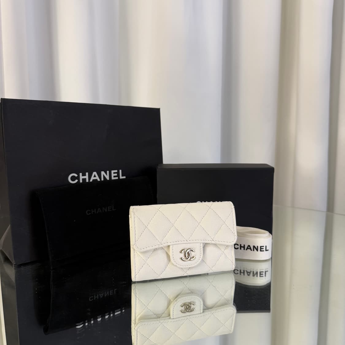 샤넬 클래식 캐비어 카드 홀더 그레인드 카프스킨 & 골드 메탈 화이트  상품이미지2