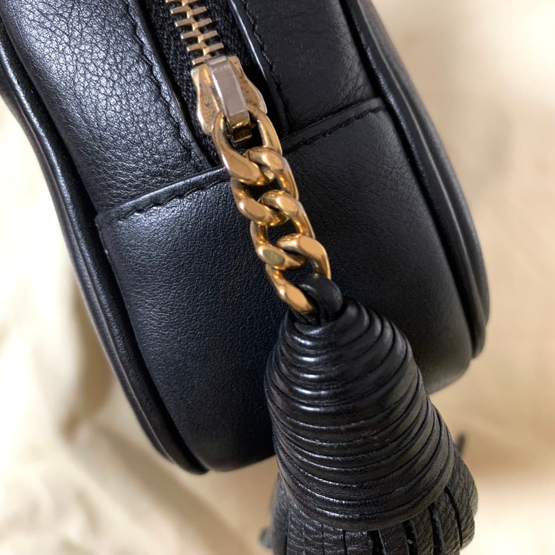 정품) 생로랑 YSL 블랙 레더 모노그램 태슬 블로거 미니 크로스백 금장 상품이미지3