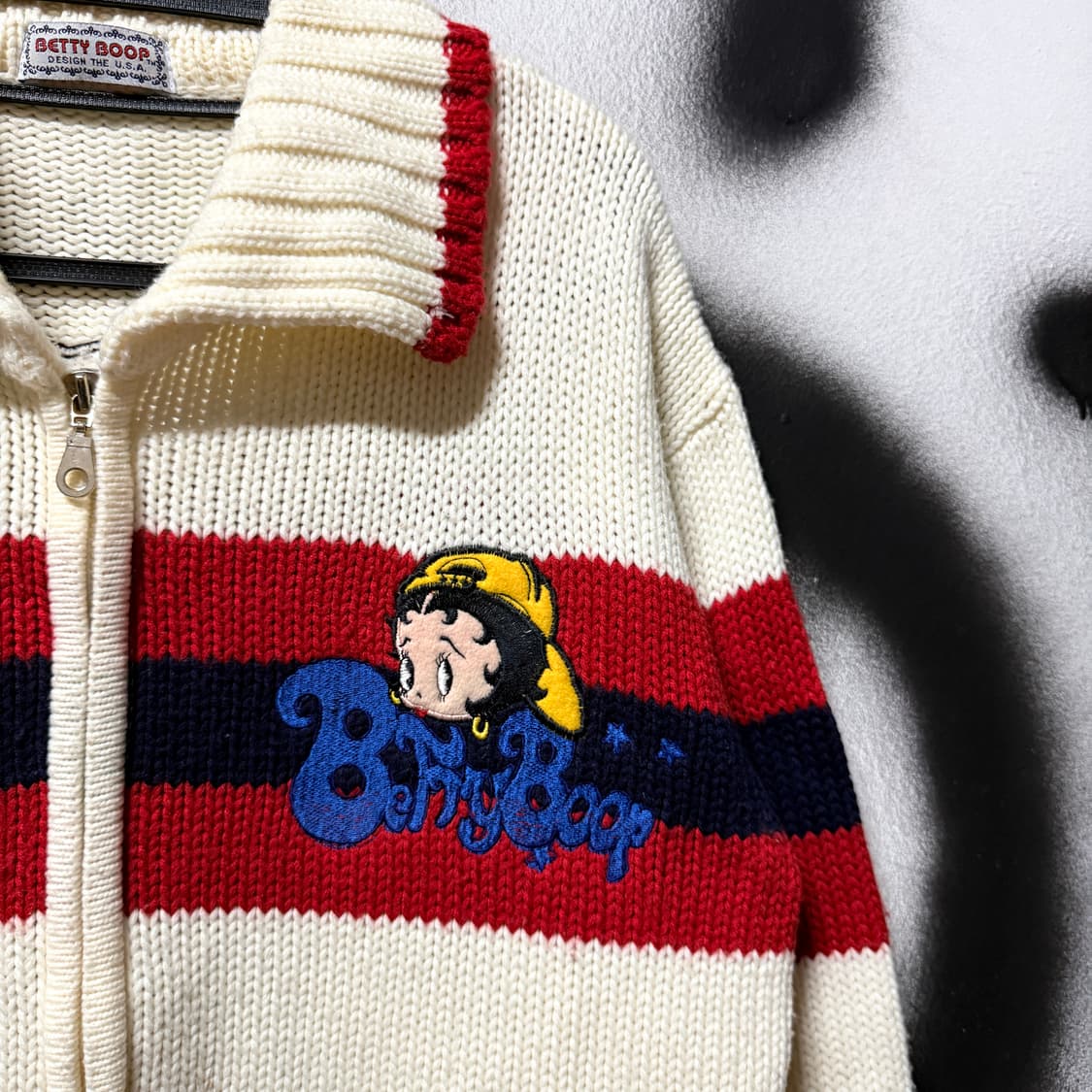 90-00s 베티붑 USA 올드스쿨 자수 패치 디테일 집업 아크릴 니트 상품이미지3