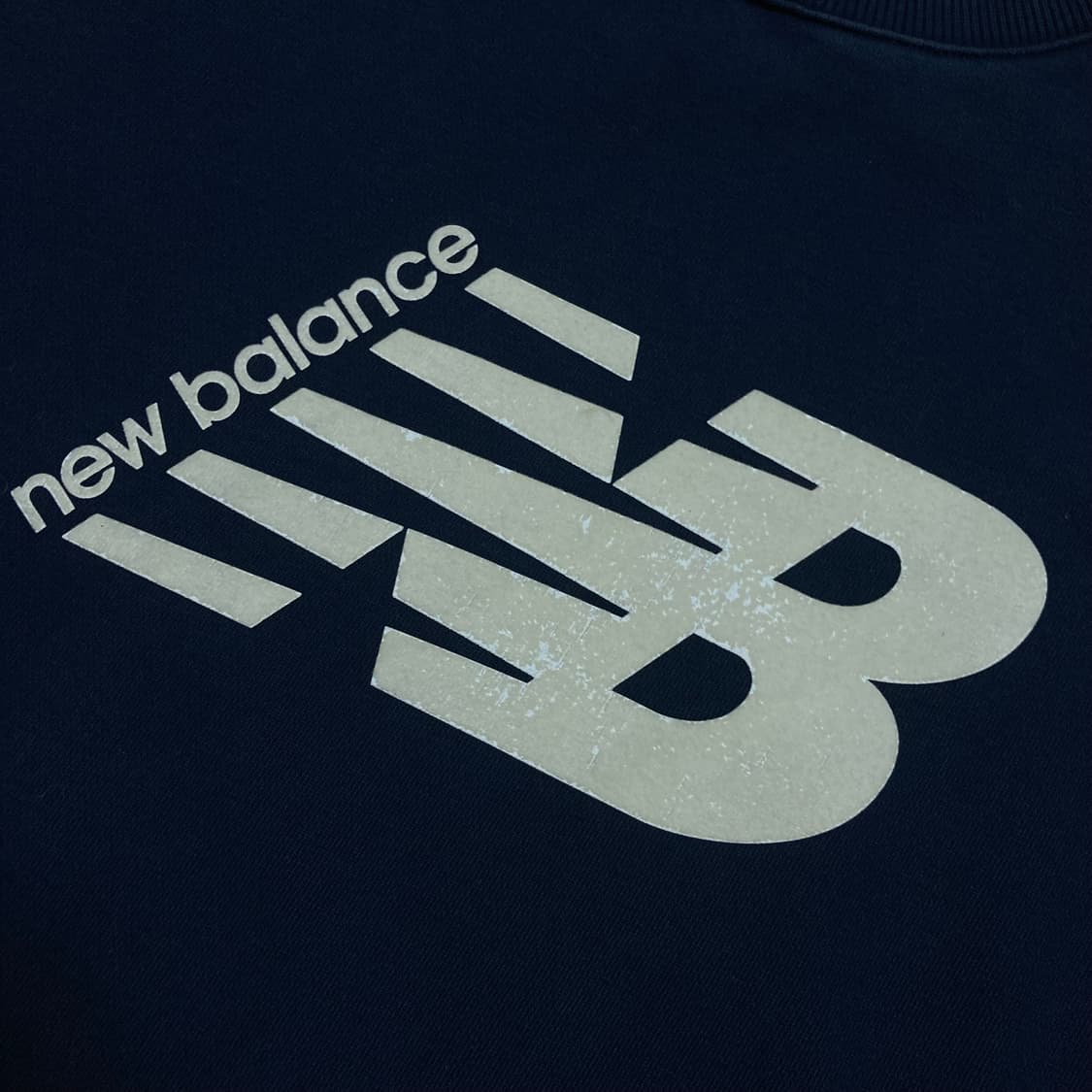 뉴발란스 빅로고 네이비 맨투맨 상품이미지2
