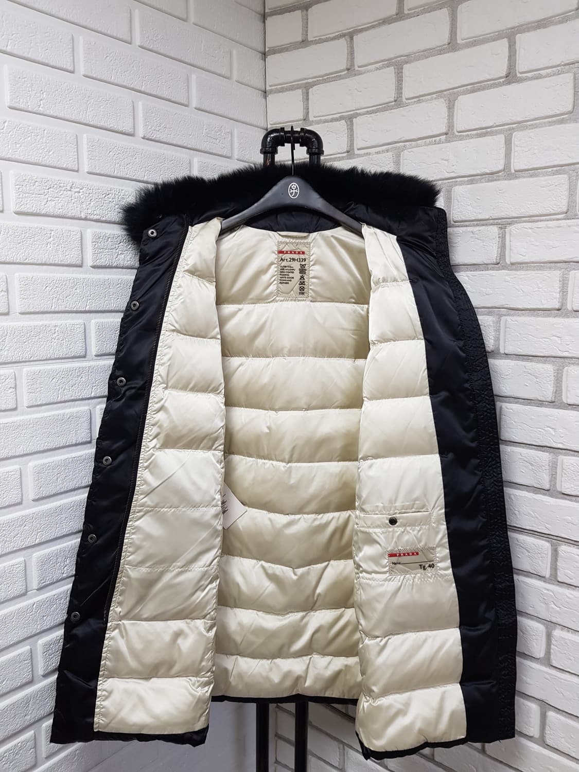 [40/55/정품] 프라다 폭스퍼 삼각로고 구스패딩 상품이미지7