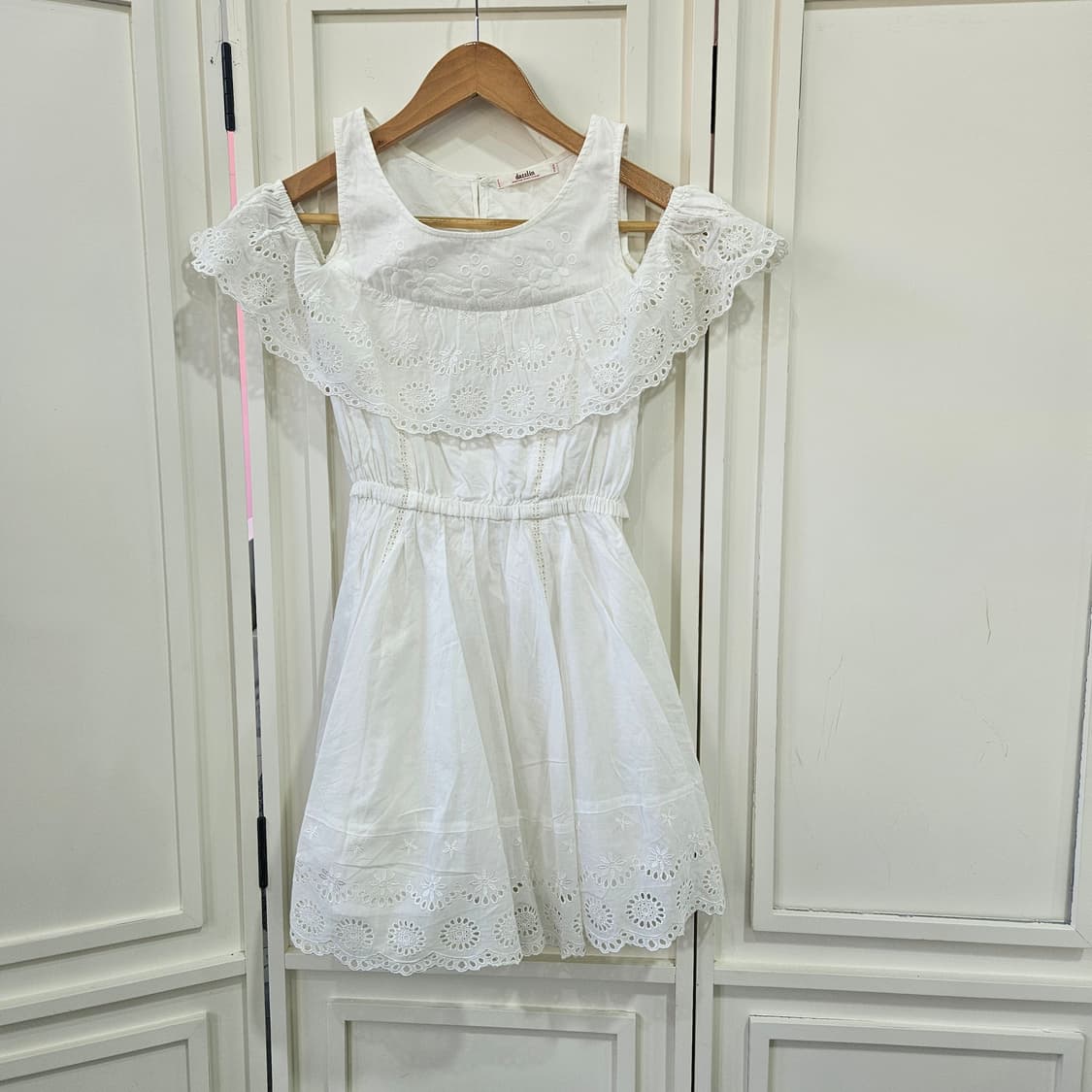 화이트 펀칭 레이스 오프숄더 원피스 상품이미지1