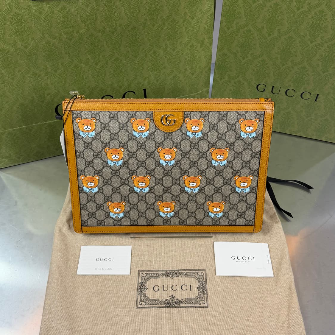 [리오브] 구찌 X 카이 GG 슈프림 포트폴리오 클러치 상품이미지1