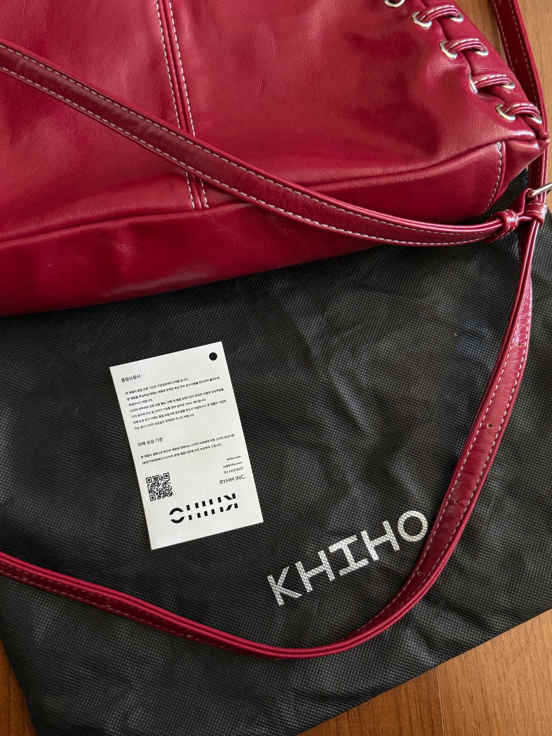 기호 아일렛 디테일 백 레드 숄더백 상품이미지5