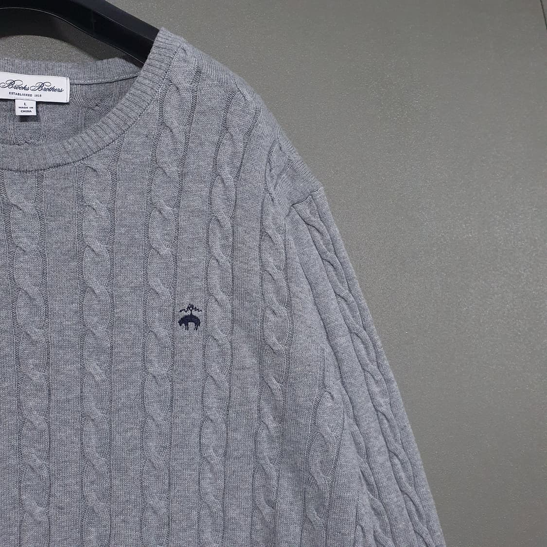 105) 브룩스브라더스 신형 22ss 케이블 니트 꽈배기 스웨터 그레이 상품이미지3