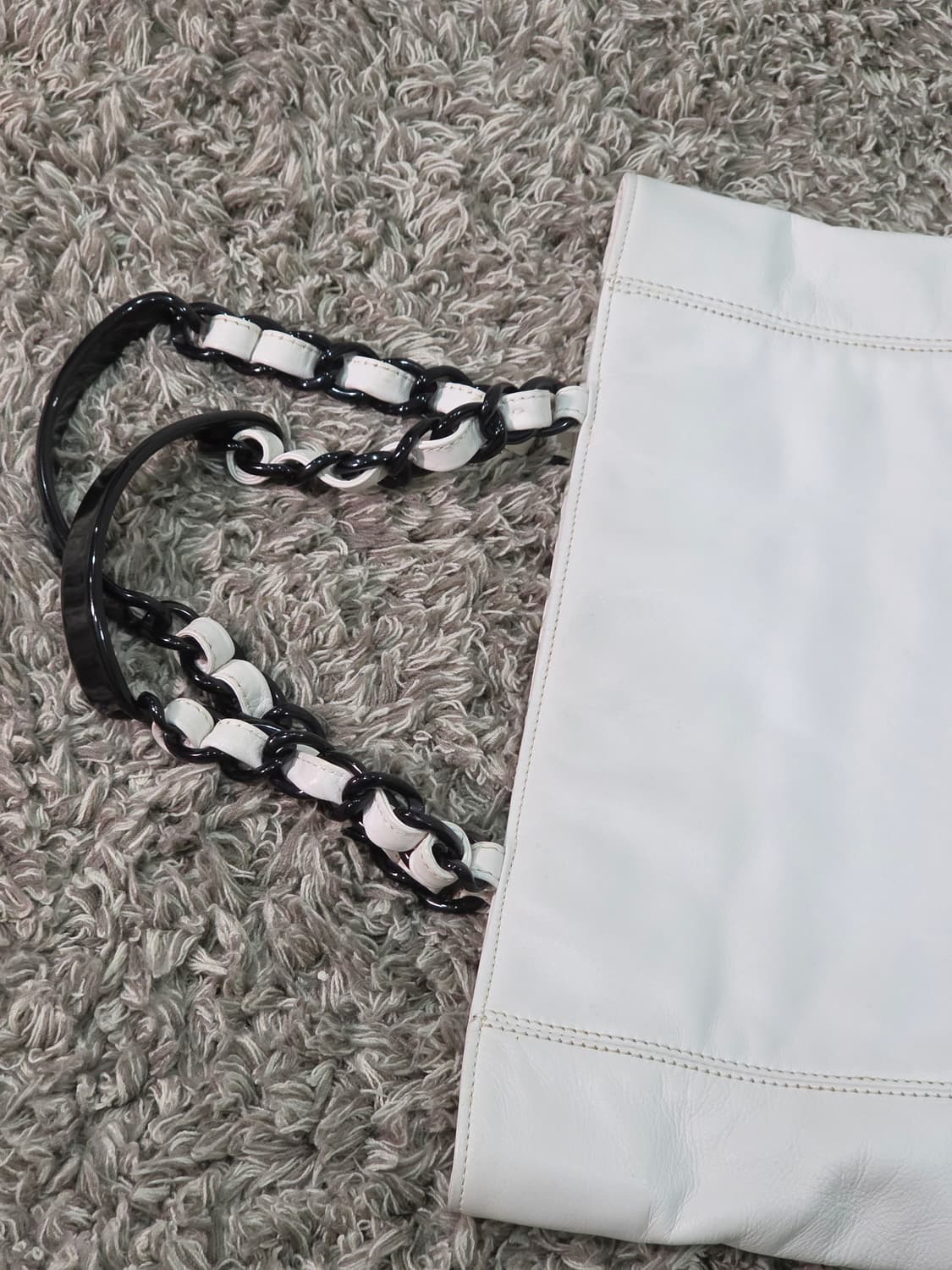 샤넬 램스킨 화이트 빅 cc 아크릴 체인숄더백 상품이미지4