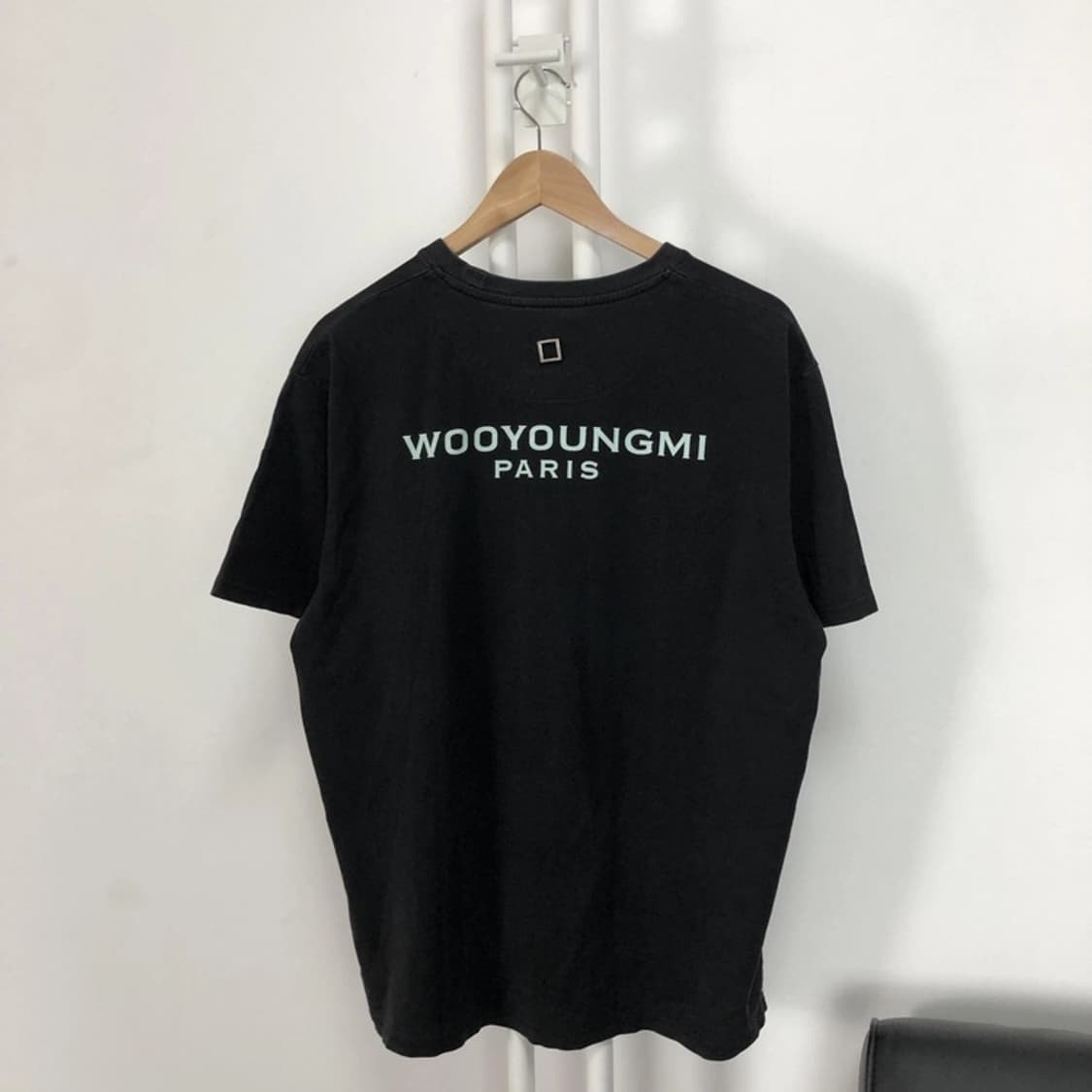 우영미 백로고 반팔 블랙 상품이미지1